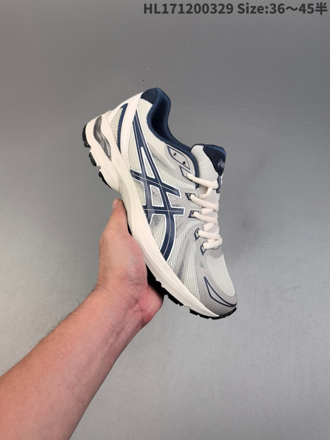 集合 Asics GEL-FLUX CN 复古单品 ASICS (亚瑟士)是日本实业家鬼家喜八郎创立的跑鞋运动品牌,名字想法源自著名的拉丁谚语“AnimaSana In Corpore Sano”意为“健全的精 神寓于强健的体魄”.正如其名字的含义,ASICS亚瑟士一直坚信保持身体的健康与活力是打造健康快乐的生活方式的最佳途径.亚瑟士的跑鞋、篮球鞋等系列集专业与美貌于一身,拥有极高的热度 货号:1011B646-101 HL171200329 半