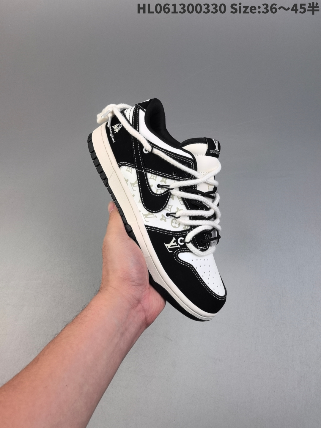 集合一 MLB NY x Travis Scott x Air Jordan 1 Low MLB x AJ1 低帮 黑白牛仔倒勾联名 AJ1 乔丹1代 aj1 乔1 低邦 黑白牛仔倒勾联名 乔丹篮球鞋系列 鞋款以米白色为底搭配黑色牛仔NY印花框架打造,标志性的反钩Swoosh Logo采用米白色呈现,内侧也辅以米白色Swoosh Logo点缀,鞋舌等多处TS标志性元素均得以保留;鞋舌白色绣标上点缀黑色MLB字样,鞋头处侧边印有白色NY字样,后跟的厂牌Logo标志以及Wings Logo均采用黑色缝线打造,彰显联名身份;最后以米白色中底搭配黑色橡胶外底完善整体设计收尾. 货号:SJ2068-226 编码:HL061300330 半