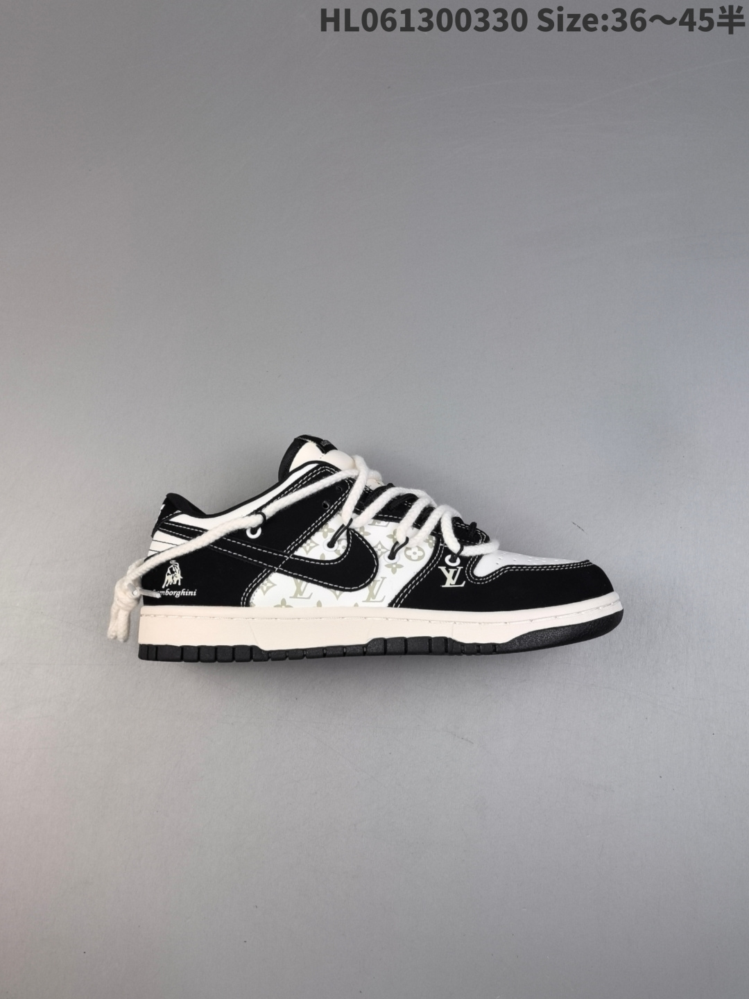 MLB NY x Travis Scott x Air Jordan 1 Low MLB x AJ1 低帮 黑白牛仔倒勾联名 AJ1 乔丹1代 aj1 乔1 低邦 黑白牛仔倒勾联名 乔丹篮球鞋系列 鞋款以米白色为底搭配黑色牛仔NY印花框架打造,标志性的反钩Swoosh Logo采用米白色呈现,内侧也辅以米白色Swoosh Logo点缀,鞋舌等多处TS标志性元素均得以保留;鞋舌白色绣标上点缀黑色MLB字样,鞋头处侧边印有白色NY字样,后跟的厂牌Logo标志以及Wings Logo均采用黑色缝线打造,彰显联名身份;最后以米白色中底搭配黑色橡胶外底完善整体设计收尾. 货号:SJ2068-226 编码:HL061300330 半
