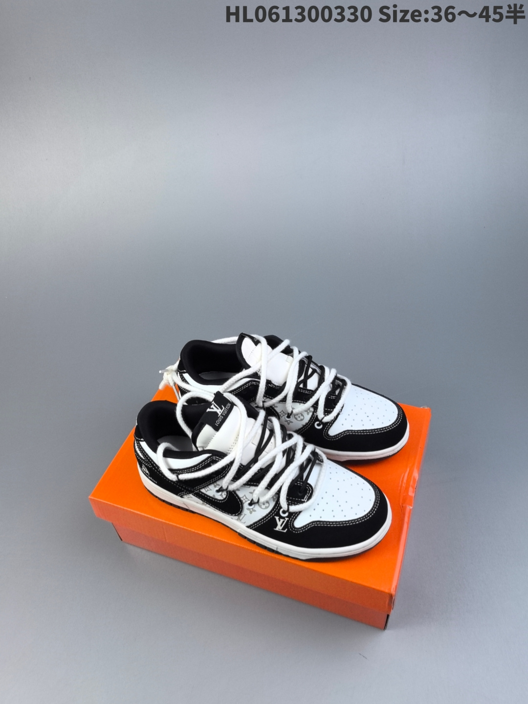 集合一 MLB NY x Travis Scott x Air Jordan 1 Low MLB x AJ1 低帮 黑白牛仔倒勾联名 AJ1 乔丹1代 aj1 乔1 低邦 黑白牛仔倒勾联名 乔丹篮球鞋系列 鞋款以米白色为底搭配黑色牛仔NY印花框架打造,标志性的反钩Swoosh Logo采用米白色呈现,内侧也辅以米白色Swoosh Logo点缀,鞋舌等多处TS标志性元素均得以保留;鞋舌白色绣标上点缀黑色MLB字样,鞋头处侧边印有白色NY字样,后跟的厂牌Logo标志以及Wings Logo均采用黑色缝线打造,彰显联名身份;最后以米白色中底搭配黑色橡胶外底完善整体设计收尾. 货号:SJ2068-226 编码:HL061300330 半