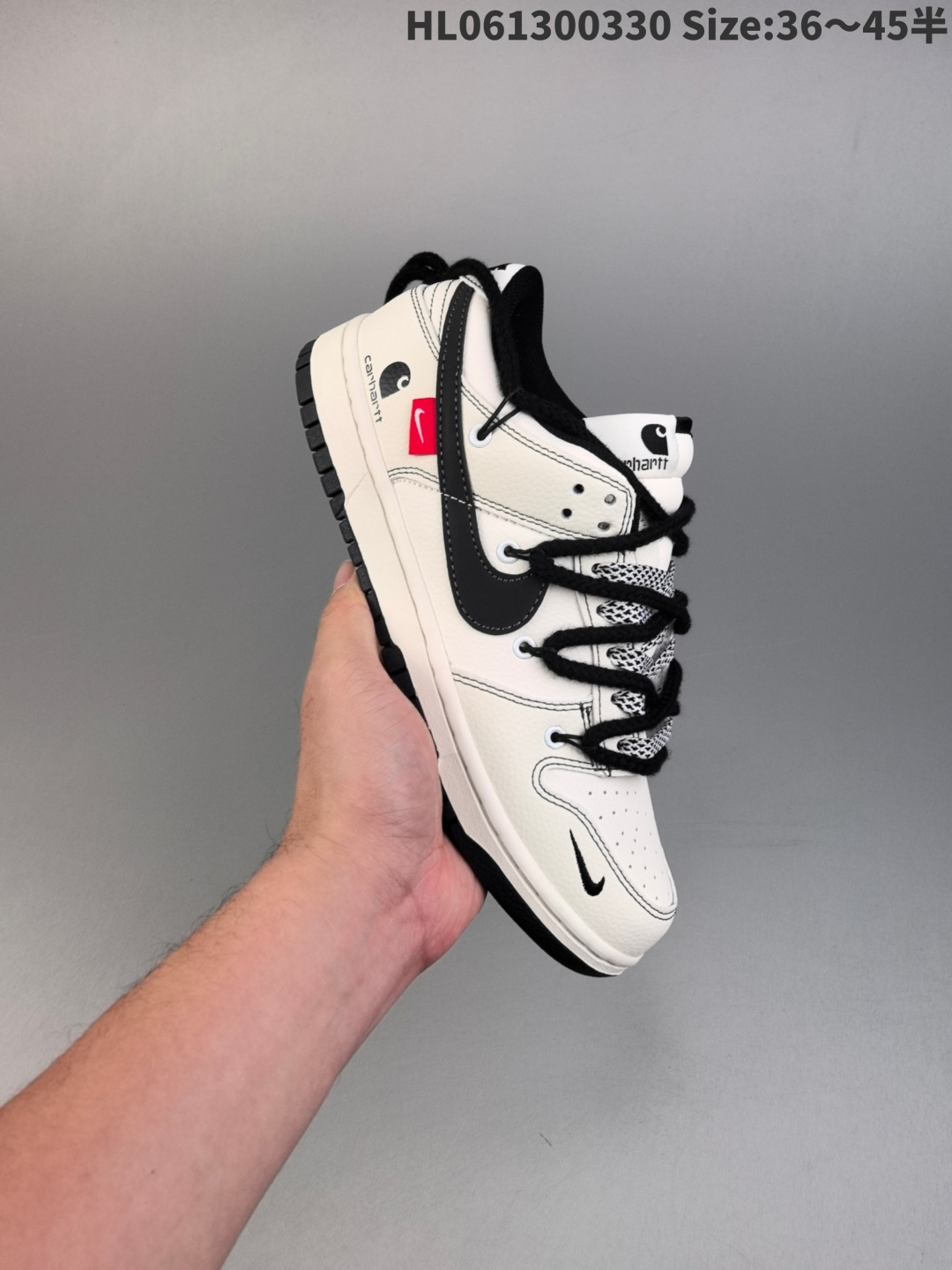 集合二 MLB NY x Travis Scott x Air Jordan 1 Low MLB x AJ1 低帮 黑白牛仔倒勾联名 AJ1 乔丹1代 aj1 乔1 低邦 黑白牛仔倒勾联名 乔丹篮球鞋系列 鞋款以米白色为底搭配黑色牛仔NY印花框架打造,标志性的反钩Swoosh Logo采用米白色呈现,内侧也辅以米白色Swoosh Logo点缀,鞋舌等多处TS标志性元素均得以保留;鞋舌白色绣标上点缀黑色MLB字样,鞋头处侧边印有白色NY字样,后跟的厂牌Logo标志以及Wings Logo均采用黑色缝线打造,彰显联名身份;最后以米白色中底搭配黑色橡胶外底完善整体设计收尾. 货号:SJ2068-226 编码:HL061300330 半