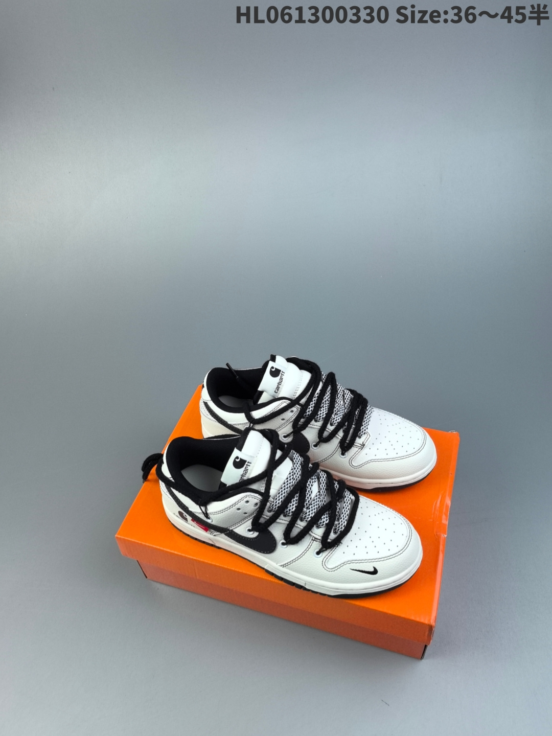 集合二 MLB NY x Travis Scott x Air Jordan 1 Low MLB x AJ1 低帮 黑白牛仔倒勾联名 AJ1 乔丹1代 aj1 乔1 低邦 黑白牛仔倒勾联名 乔丹篮球鞋系列 鞋款以米白色为底搭配黑色牛仔NY印花框架打造,标志性的反钩Swoosh Logo采用米白色呈现,内侧也辅以米白色Swoosh Logo点缀,鞋舌等多处TS标志性元素均得以保留;鞋舌白色绣标上点缀黑色MLB字样,鞋头处侧边印有白色NY字样,后跟的厂牌Logo标志以及Wings Logo均采用黑色缝线打造,彰显联名身份;最后以米白色中底搭配黑色橡胶外底完善整体设计收尾. 货号:SJ2068-226 编码:HL061300330 半