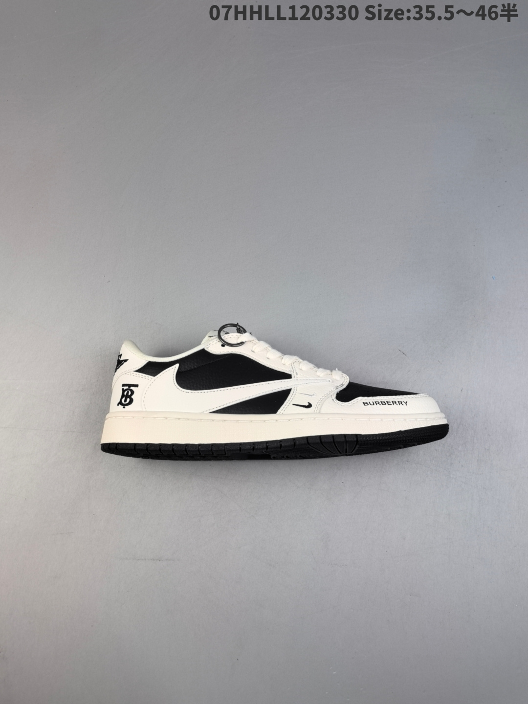 头层带半码 Burberry x Travis Scott x Air Jordan 1 Low 巴宝莉 x AJ1 低帮 米白黑倒勾联名 AJ1 乔丹1代 aj1 乔1 低邦 米白黑倒勾联名 乔丹篮球鞋系列 鞋身整体以黑色为主色调,搭配米白色框架覆盖层呈现,标志性的反钩Swoosh Logo采用3M反光材质呈现,内侧也辅以3M反光Swoosh Logo点缀,鞋舌等多处TS标志性元素均得以保留;鞋舌绣标上以Burberry字样及品牌Logo呈现,鞋头处双迷你Nike Swoosh Logo分别以白色、黑色刺绣及Burberryx字样呈现,后跟的Jack厂牌Logo标志以及Wings Logob均采用黑色缝线打造,彰显联名身份;最后以米白色中底搭配黑色橡胶外底完善整体设计收尾. 货号:BB6588-316 HHLL120330 半