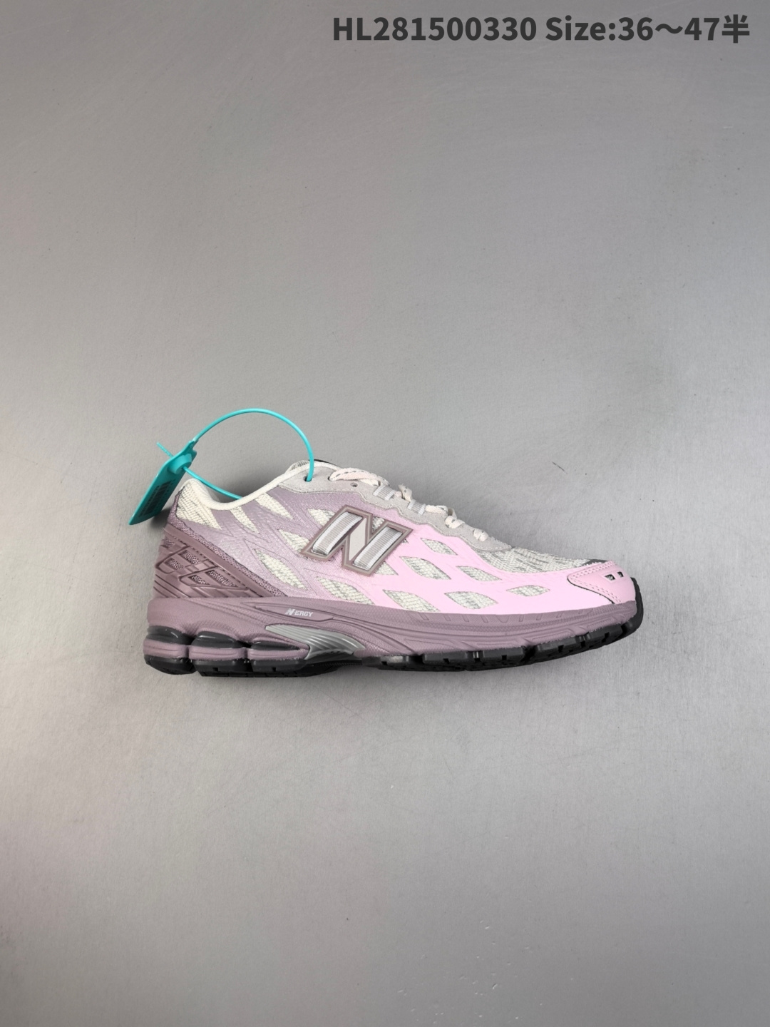 公司级✅New Balance M1906系列复古单品宝藏老爹鞋款 公司级版本复古元素叠加 质感超级棒 楦版型材料细节做工精细 作为NB最经典的档案鞋型之一 与2002一样,1906有着NB最成熟的技术加持和复古款式,而本次推出的版本参照2002r的定位,相信会在性价两端做出权衡.单从造型上来看,依旧是vibe风格,味道很正,细节也很酷,这双1906r无疑必能打入复古跑鞋爱好者的年度鞋款名录 官方货号:U1906WFA ID:HL281500330 半