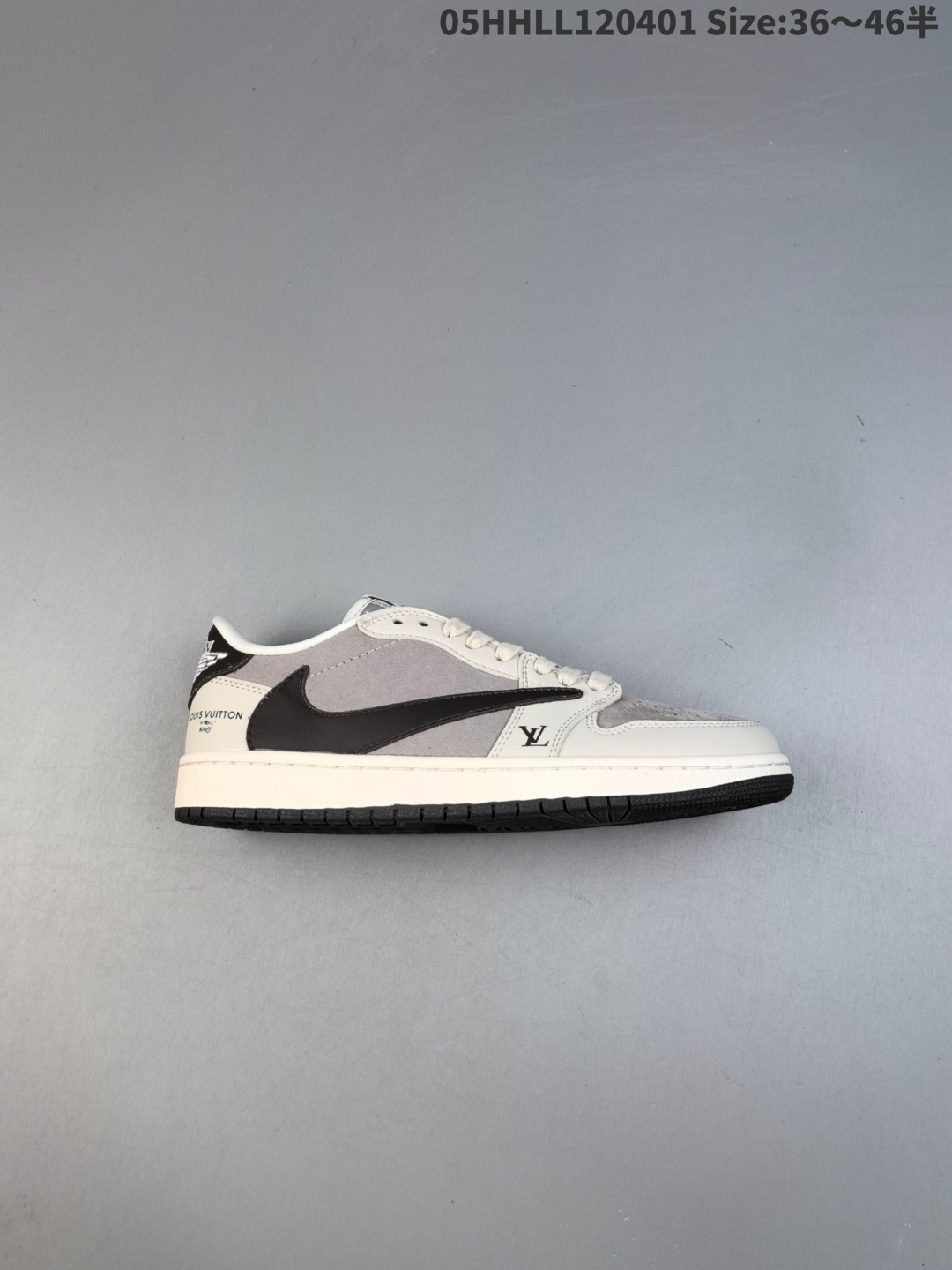 Louis Vuitton x Travis Scott x Air Jordan 1 Low 路易威登LV x AJ1 低帮 灰白棕倒勾联名 AJ1 乔丹1代 aj1 乔1 低邦 灰棕倒勾联名 乔丹篮球鞋系列 鞋身整体以米灰色为底搭配米白色框架覆盖层,标志性的反钩Swoosh Logo采用棕色呈现,内侧则辅以棕色Swoosh Logo点缀,鞋舌等多处TS标志性元素均得以保留;鞋舌米色绣标上点缀棕色LV标志,鞋身内侧Cactush Jack厂牌Logo采用棕色点缀,后跟的Jack厂牌标志以及Wings Logos均采用白色缝线打造,后跟侧下方印有Louis Vuitton字样,彰显联名身份;最后以米白色中底搭配棕色橡胶外底完善整体设计收尾. 货号:LX1988-100 HHLL120401 半