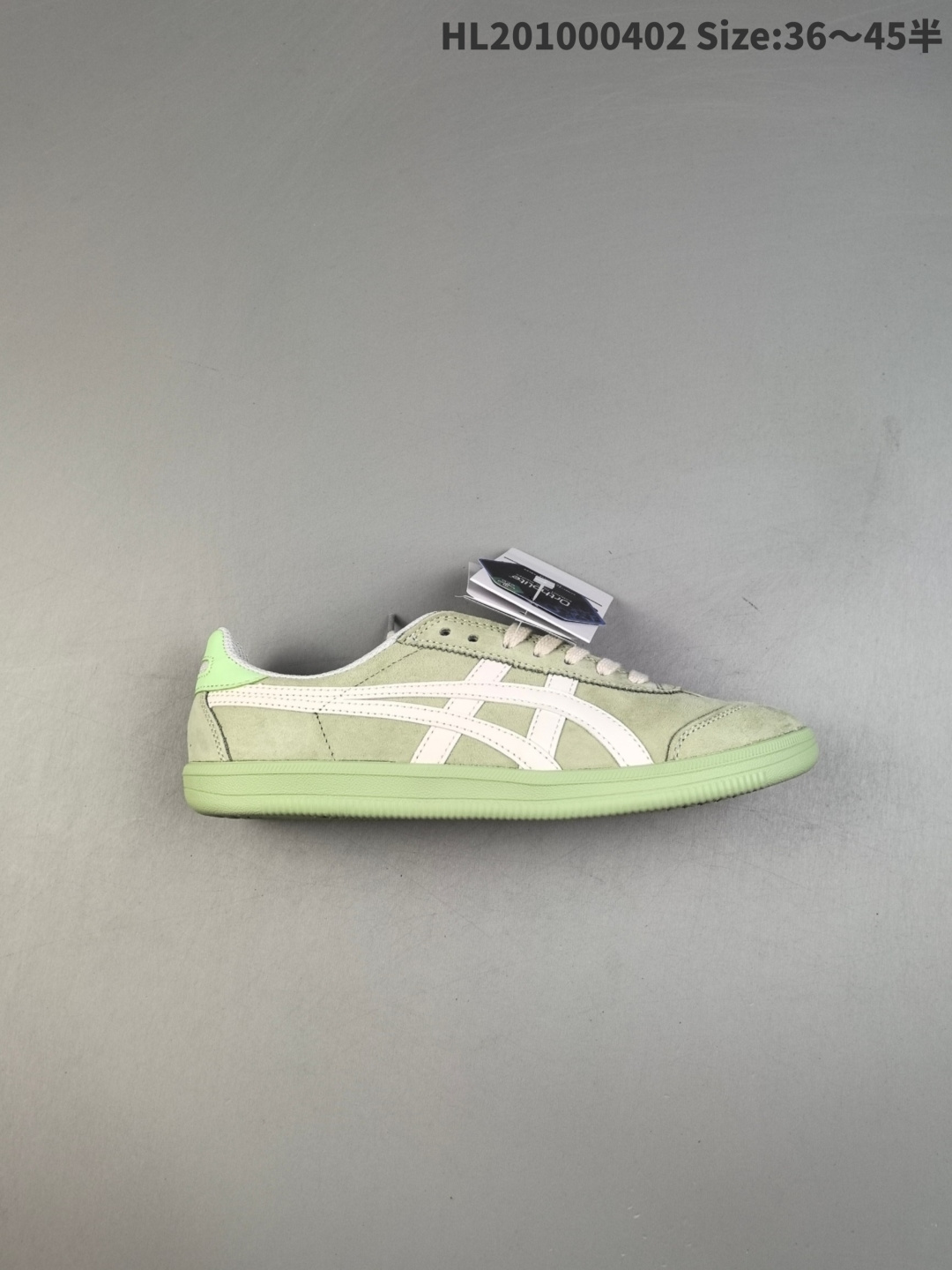 集合 亚瑟士 Onitsuka Tiger Tokuten 复古低帮休闲跑鞋 实拍首发 TOKUTEN的灵感来源于80年代的室内用鞋 T-TOE前足补强设计 室内鞋的橡胶大底元素 复古经典 是TIGER拥趸追捧款 鞋跟 鞋舌处印有鬼塚虎特有的品牌logo标志 提升品牌的认知度 柔软内里材质 穿着更加舒适 改良后的鞋底设计 更具防滑性 官方货号: 1183A907 HL201000402