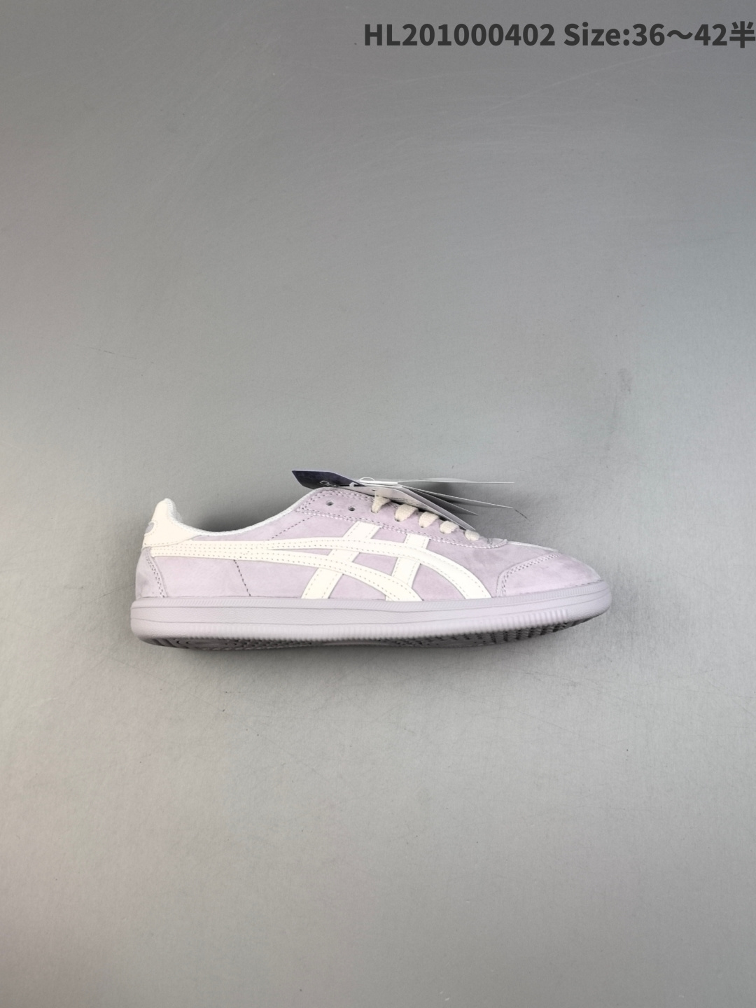 亚瑟士 Onitsuka Tiger Tokuten 复古低帮休闲跑鞋 实拍首发 TOKUTEN的灵感来源于80年代的室内用鞋 T-TOE前足补强设计 室内鞋的橡胶大底元素 复古经典 是TIGER拥趸追捧款 鞋跟 鞋舌处印有鬼塚虎特有的品牌logo标志 提升品牌的认知度 柔软内里材质 穿着更加舒适 改良后的鞋底设计 更具防滑性 官方货号: 1183A907 HL201000402