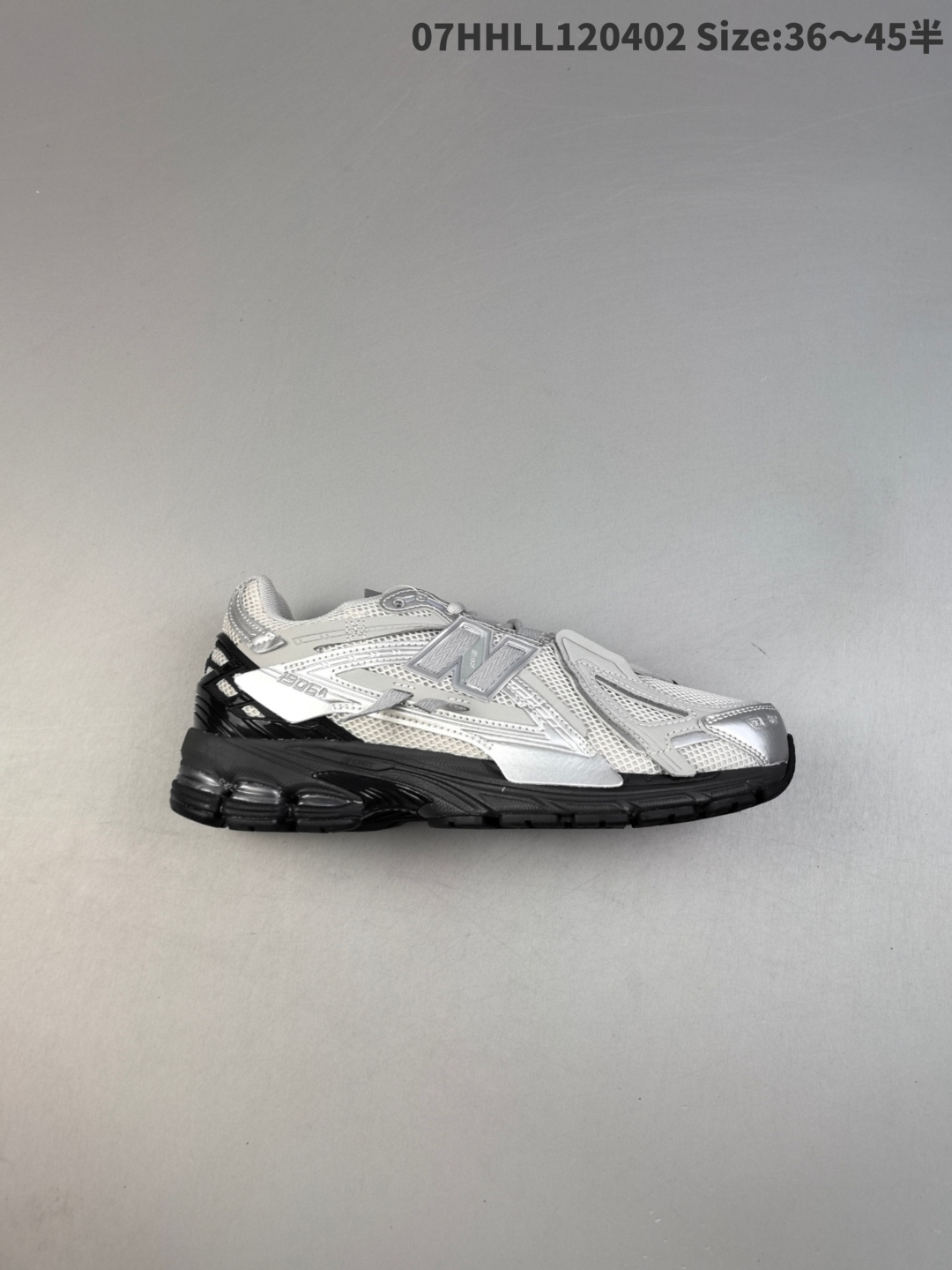 公司级 New Balance 1906R 新百伦1906 NB1906 银色 男女同款 潮流复古透气轻便低帮跑步鞋鞋面选用了灰色网面,搭配灰色皮革框架覆盖层,同时又加入了白色、银色等进行点缀,做为两侧的"N"字Logo选用了灰色复合材料制成,减轻鞋面重量,充满New Balances的复古味,鞋身采用网眼布料、绒面皮革、合成面料等多材质组成.在运动科技方面的表现也是杠杠的,N-Lock系带系统、Sure LLace科技、TPU支撑,以及N-ERGY缓震物料的加持. 货号:M1906AAF07HHLL120402 半