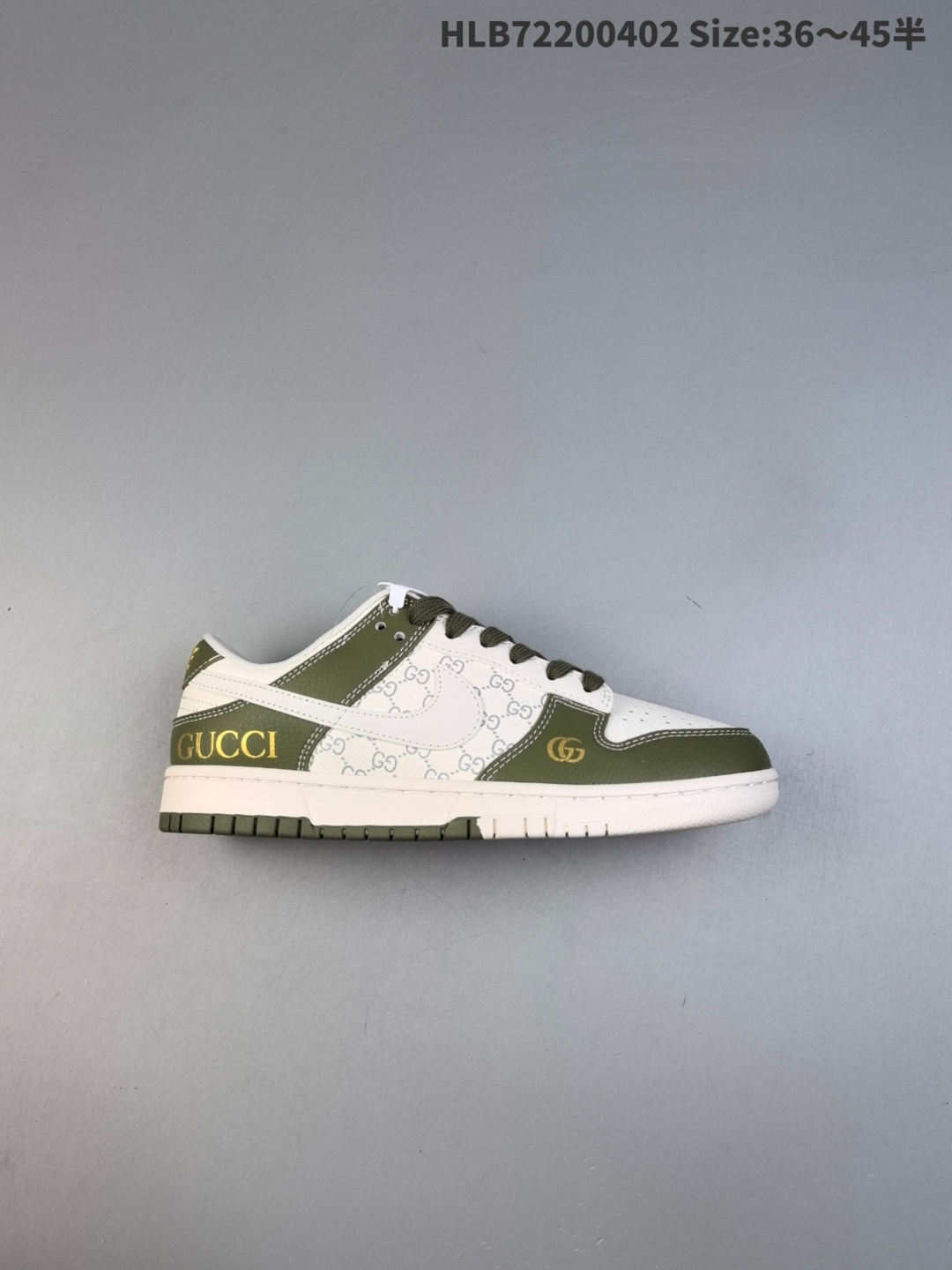 公司级 头层 Stussy x Travis Scott x Air Jordan 1 Low 斯图西 x AJ1 低帮GUCCi 白绿灰倒勾联名 AJ1 乔丹1代 aj1 乔1 低邦 米白灰倒勾联名 乔丹篮球鞋系列 鞋款整体以浅灰色麂皮为底搭配米白色框架覆盖层,标志性的反钩Swoosh Logo采用灰色呈现,内侧也辅以灰色Swoosh Logo点缀,鞋舌等多处TS标志性元素均得以保留;鞋舌绣标上以灰色Stussy字样呈现,鞋头处Nike Swoosh Logo采用灰色刺绣呈现,后跟的厂牌Jack标志以及Wings Logo均采用红色缝线打造,后跟下方印有Stussy字样,彰显联名身份;最后以米白色中底搭配灰色橡胶外底完善整体设计收尾. 货号:XZ6868-106 HLB72200402 半