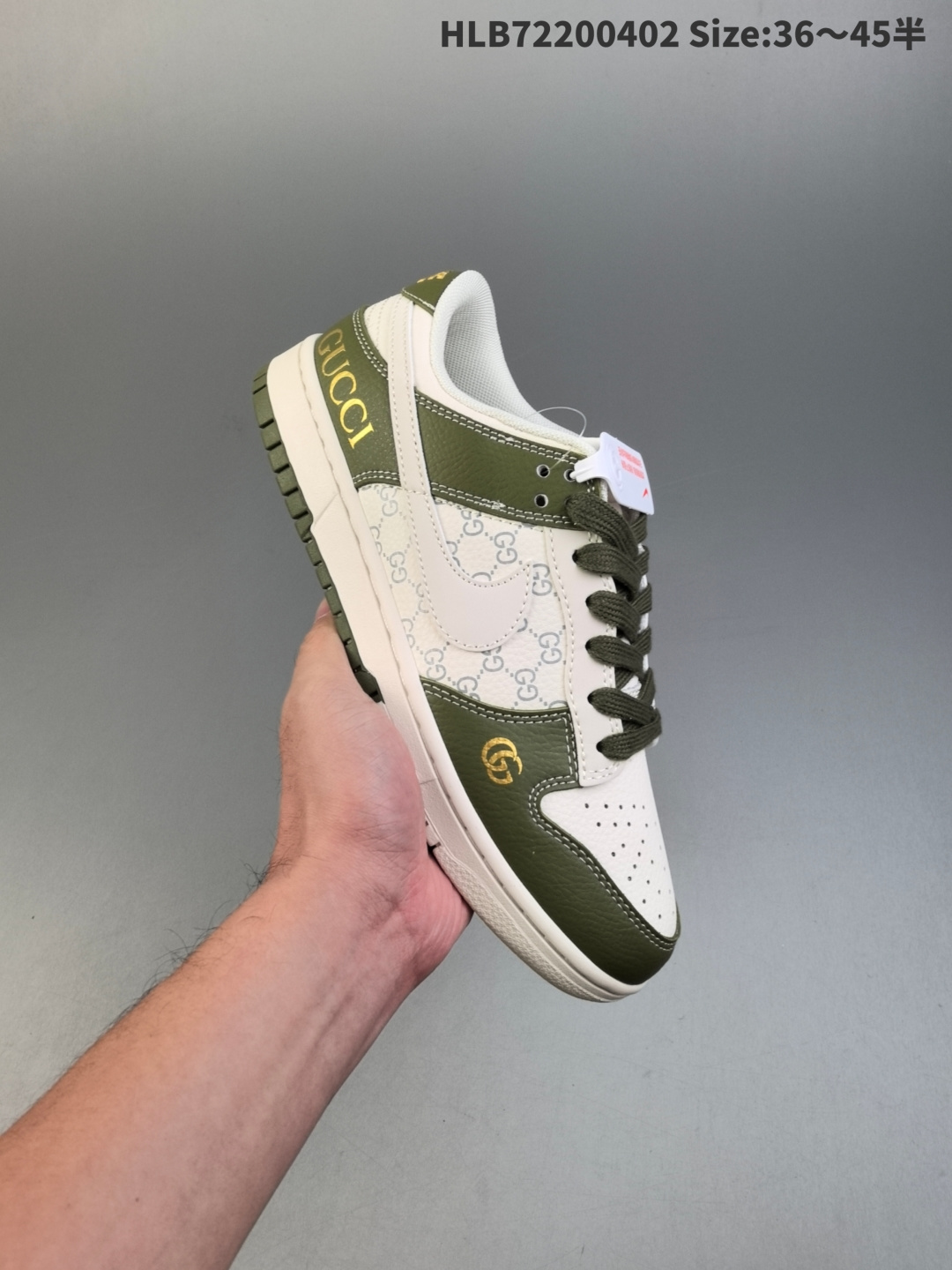 集合 公司级 头层 Stussy x Travis Scott x Air Jordan 1 Low 斯图西 x AJ1 低帮GUCCi 白绿灰倒勾联名 AJ1 乔丹1代 aj1 乔1 低邦 米白灰倒勾联名 乔丹篮球鞋系列 鞋款整体以浅灰色麂皮为底搭配米白色框架覆盖层,标志性的反钩Swoosh Logo采用灰色呈现,内侧也辅以灰色Swoosh Logo点缀,鞋舌等多处TS标志性元素均得以保留;鞋舌绣标上以灰色Stussy字样呈现,鞋头处Nike Swoosh Logo采用灰色刺绣呈现,后跟的厂牌Jack标志以及Wings Logo均采用红色缝线打造,后跟下方印有Stussy字样,彰显联名身份;最后以米白色中底搭配灰色橡胶外底完善整体设计收尾. 货号:XZ6868-106 HLB72200402 半