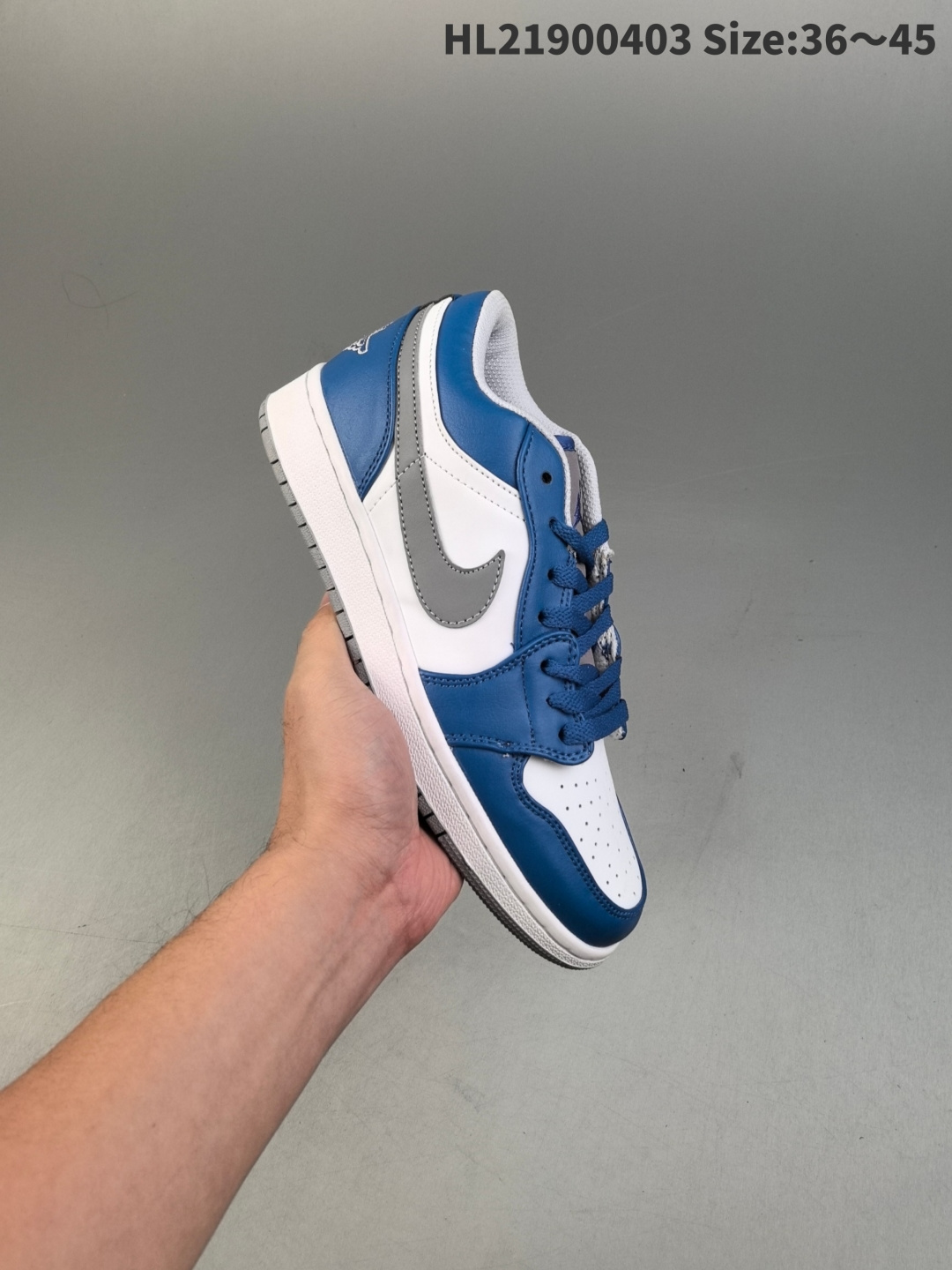 集合 Air Jordan 1 Low 低帮 AJ1 乔丹1代 aj1 乔1 低邦 白黑色 乔丹篮球鞋系列 鞋身整体以白色为基调,鞋舌、鞋带采用白色呈现;鞋领鞋跟、鞋舌饰边、内衬及两侧Swoosh Logo均采用黑色点缀,鞋舌Jumpmman Logo使用灰色,后跟黑色皮革上点缀白色Wings Logo刺绣,最后鞋底也选用白色中底和黑色外底搭配,呼应整体配色主题. 男货号:553558-132 女货号:553560-132HL21900403