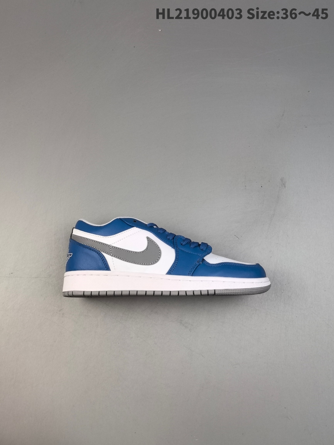 Air Jordan 1 Low 低帮 AJ1 乔丹1代 aj1 乔1 低邦 白黑色 乔丹篮球鞋系列 鞋身整体以白色为基调,鞋舌、鞋带采用白色呈现;鞋领鞋跟、鞋舌饰边、内衬及两侧Swoosh Logo均采用黑色点缀,鞋舌Jumpmman Logo使用灰色,后跟黑色皮革上点缀白色Wings Logo刺绣,最后鞋底也选用白色中底和黑色外底搭配,呼应整体配色主题. 男货号:553558-132 女货号:553560-132HL21900403
