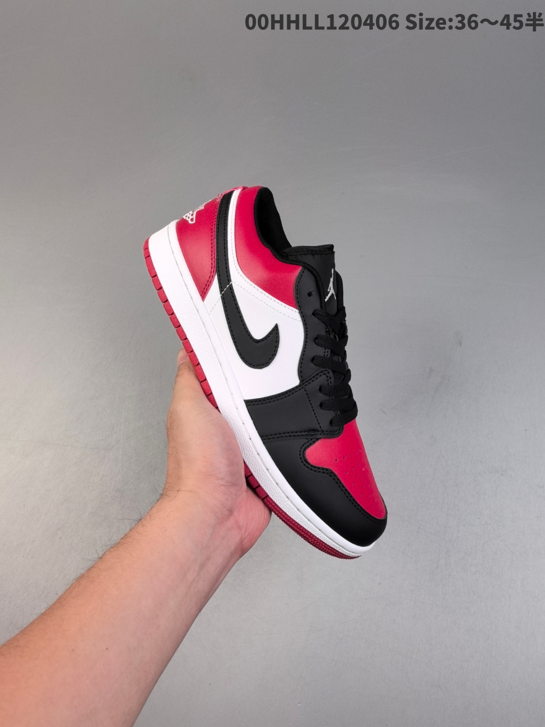 💰200带半码
Air Jordan 1 Low "Bred Toe" 低帮 黑红脚趾 AJ1 乔丹1代 aj1 乔1 低邦 黑红脚趾 乔丹篮球鞋系列 整体以白色、黑色和大学红色配色方案,鞋面采用红色皮革打造,搭配黑色皮革框架覆盖层,侧身使用白色填充,鞋身两侧Swoossh Logo采用黑色点缀,鞋舌上Jumpzman Logo以白色刺绣呈现,后跟及鞋领黑色打造,后跟Wings Logo辅以白色刺绣妆点,最后以白色中底搭配红色外底完善整体设计收尾。
男货号:553558-612
女货号:553560-612
尺码:36 36.5 37.5 38 38.5 39 40 40.5 41 42 42.5 43 44 44.5 4500HHLL120406 Size:36~45半