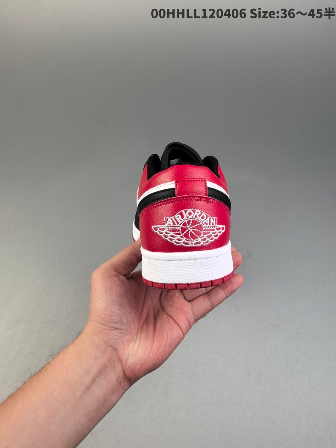 💰200带半码
Air Jordan 1 Low "Bred Toe" 低帮 黑红脚趾 AJ1 乔丹1代 aj1 乔1 低邦 黑红脚趾 乔丹篮球鞋系列 整体以白色、黑色和大学红色配色方案,鞋面采用红色皮革打造,搭配黑色皮革框架覆盖层,侧身使用白色填充,鞋身两侧Swoossh Logo采用黑色点缀,鞋舌上Jumpzman Logo以白色刺绣呈现,后跟及鞋领黑色打造,后跟Wings Logo辅以白色刺绣妆点,最后以白色中底搭配红色外底完善整体设计收尾。
男货号:553558-612
女货号:553560-612
尺码:36 36.5 37.5 38 38.5 39 40 40.5 41 42 42.5 43 44 44.5 4500HHLL120406 Size:36~45半