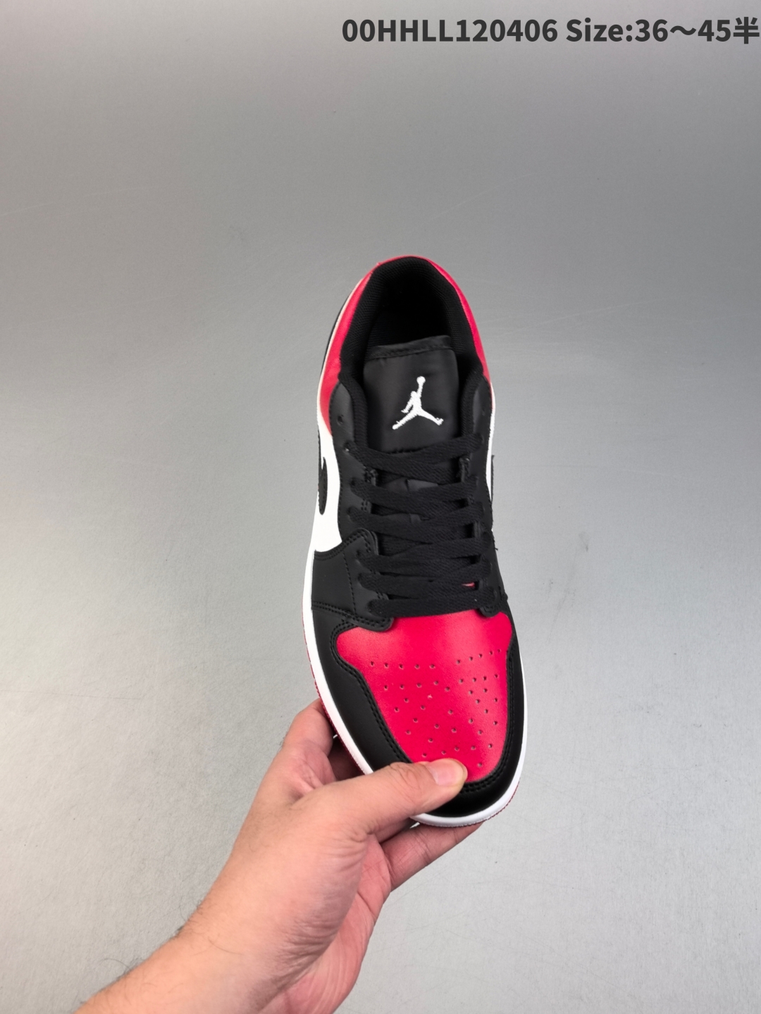 💰200带半码
Air Jordan 1 Low "Bred Toe" 低帮 黑红脚趾 AJ1 乔丹1代 aj1 乔1 低邦 黑红脚趾 乔丹篮球鞋系列 整体以白色、黑色和大学红色配色方案,鞋面采用红色皮革打造,搭配黑色皮革框架覆盖层,侧身使用白色填充,鞋身两侧Swoossh Logo采用黑色点缀,鞋舌上Jumpzman Logo以白色刺绣呈现,后跟及鞋领黑色打造,后跟Wings Logo辅以白色刺绣妆点,最后以白色中底搭配红色外底完善整体设计收尾。
男货号:553558-612
女货号:553560-612
尺码:36 36.5 37.5 38 38.5 39 40 40.5 41 42 42.5 43 44 44.5 4500HHLL120406 Size:36~45半