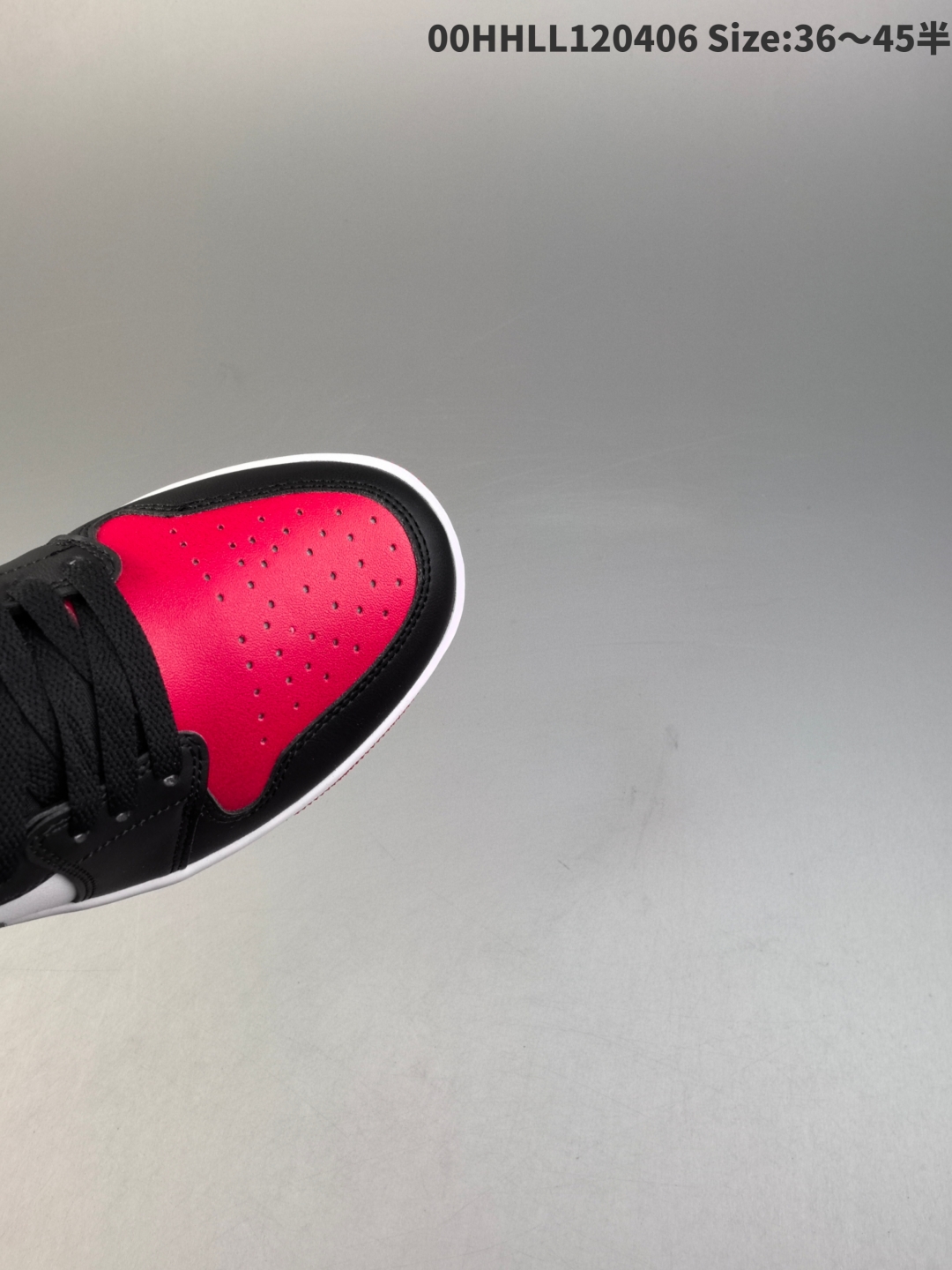 💰200带半码
Air Jordan 1 Low "Bred Toe" 低帮 黑红脚趾 AJ1 乔丹1代 aj1 乔1 低邦 黑红脚趾 乔丹篮球鞋系列 整体以白色、黑色和大学红色配色方案,鞋面采用红色皮革打造,搭配黑色皮革框架覆盖层,侧身使用白色填充,鞋身两侧Swoossh Logo采用黑色点缀,鞋舌上Jumpzman Logo以白色刺绣呈现,后跟及鞋领黑色打造,后跟Wings Logo辅以白色刺绣妆点,最后以白色中底搭配红色外底完善整体设计收尾。
男货号:553558-612
女货号:553560-612
尺码:36 36.5 37.5 38 38.5 39 40 40.5 41 42 42.5 43 44 44.5 4500HHLL120406 Size:36~45半