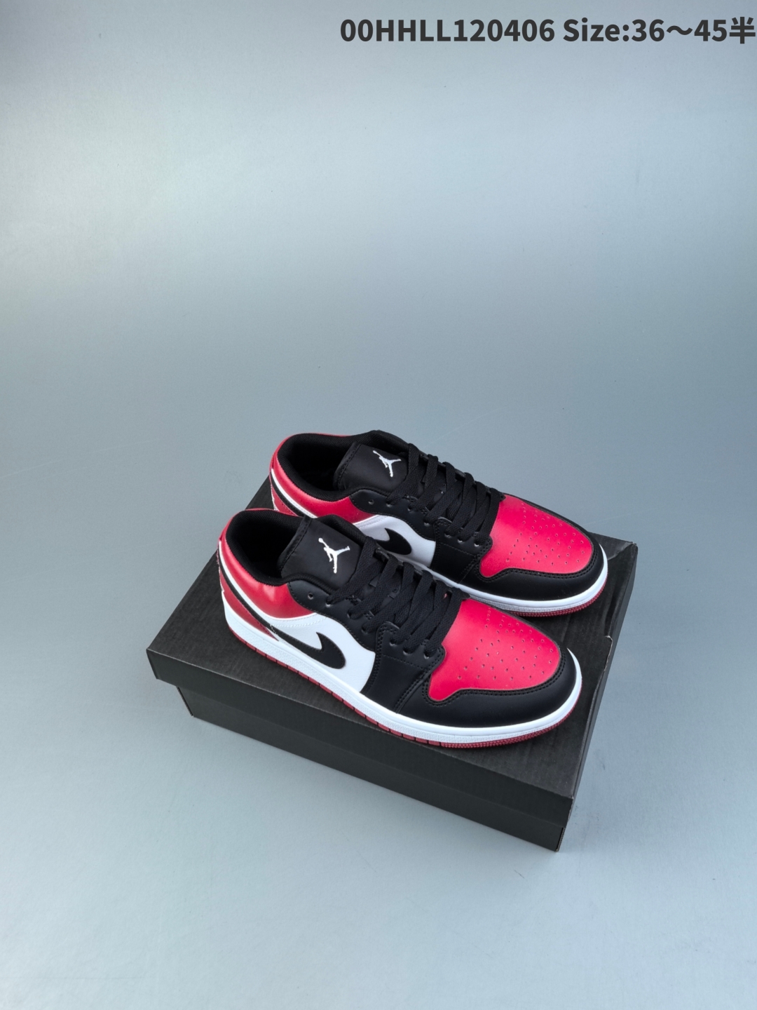 💰200带半码
Air Jordan 1 Low "Bred Toe" 低帮 黑红脚趾 AJ1 乔丹1代 aj1 乔1 低邦 黑红脚趾 乔丹篮球鞋系列 整体以白色、黑色和大学红色配色方案,鞋面采用红色皮革打造,搭配黑色皮革框架覆盖层,侧身使用白色填充,鞋身两侧Swoossh Logo采用黑色点缀,鞋舌上Jumpzman Logo以白色刺绣呈现,后跟及鞋领黑色打造,后跟Wings Logo辅以白色刺绣妆点,最后以白色中底搭配红色外底完善整体设计收尾。
男货号:553558-612
女货号:553560-612
尺码:36 36.5 37.5 38 38.5 39 40 40.5 41 42 42.5 43 44 44.5 4500HHLL120406 Size:36~45半