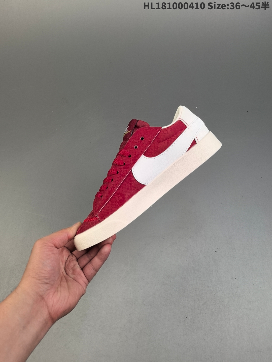 集合💰200
耐克 Nike Blazer Low '77 Jumbo 运动鞋，抓地板鞋，革新重塑经典街头人气鞋款，采用人气传统外观，巧搭大号耐克勾勾设计和宽大鞋带。柔软泡绵鞋舌搭配加粗缝线设计，彰显自 1977 年以来风靡街头的经典外观。大号耐克勾勾设计结合宽大鞋带，为你的穿搭增添醒目风范，鞋款融入 Blazer 的经典设计，采用缝制皮革覆面搭配鞋头柔软翻毛皮装饰，彰显传统篮球风范，加粗缝线设计，大胆醒目，增添一抹不羁格调，橡胶外底融入人字形底纹，彰显经典外观，外露式泡绵鞋舌，宽大鞋带，加粗缝线设计，大号梭织标签。
货号:   DQ1470 137 
编码：HL181000410 Size:36～45半