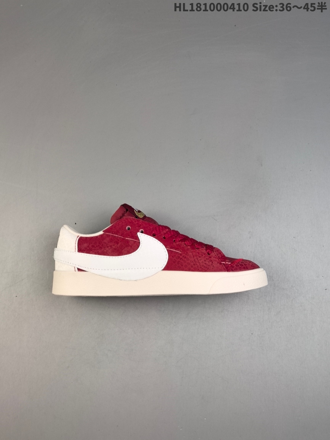 集合💰200
耐克 Nike Blazer Low '77 Jumbo 运动鞋，抓地板鞋，革新重塑经典街头人气鞋款，采用人气传统外观，巧搭大号耐克勾勾设计和宽大鞋带。柔软泡绵鞋舌搭配加粗缝线设计，彰显自 1977 年以来风靡街头的经典外观。大号耐克勾勾设计结合宽大鞋带，为你的穿搭增添醒目风范，鞋款融入 Blazer 的经典设计，采用缝制皮革覆面搭配鞋头柔软翻毛皮装饰，彰显传统篮球风范，加粗缝线设计，大胆醒目，增添一抹不羁格调，橡胶外底融入人字形底纹，彰显经典外观，外露式泡绵鞋舌，宽大鞋带，加粗缝线设计，大号梭织标签。
货号:   DQ1470 137 
编码：HL181000410 Size:36～45半