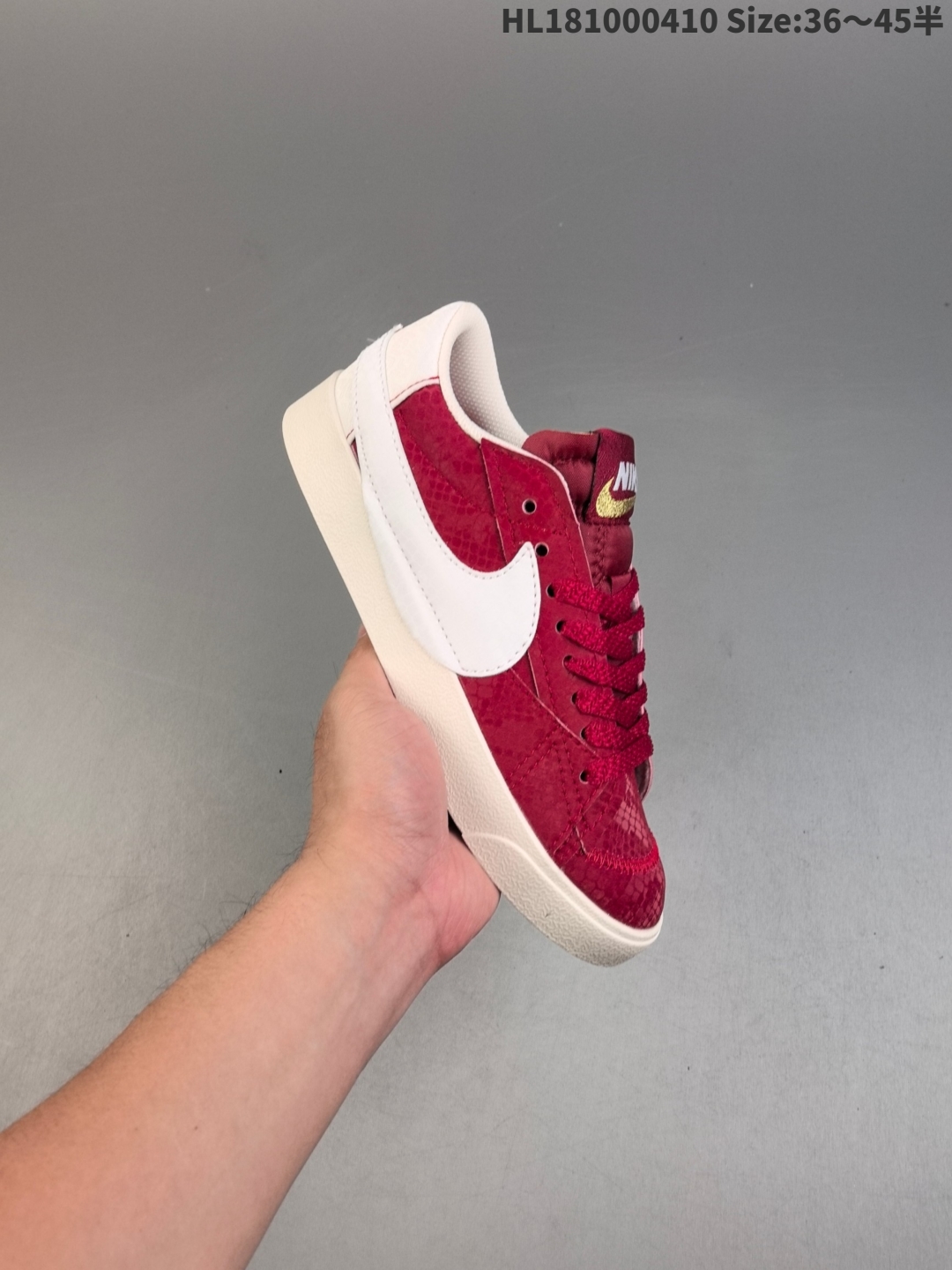 集合💰200
耐克 Nike Blazer Low '77 Jumbo 运动鞋，抓地板鞋，革新重塑经典街头人气鞋款，采用人气传统外观，巧搭大号耐克勾勾设计和宽大鞋带。柔软泡绵鞋舌搭配加粗缝线设计，彰显自 1977 年以来风靡街头的经典外观。大号耐克勾勾设计结合宽大鞋带，为你的穿搭增添醒目风范，鞋款融入 Blazer 的经典设计，采用缝制皮革覆面搭配鞋头柔软翻毛皮装饰，彰显传统篮球风范，加粗缝线设计，大胆醒目，增添一抹不羁格调，橡胶外底融入人字形底纹，彰显经典外观，外露式泡绵鞋舌，宽大鞋带，加粗缝线设计，大号梭织标签。
货号:   DQ1470 137 
编码：HL181000410 Size:36～45半