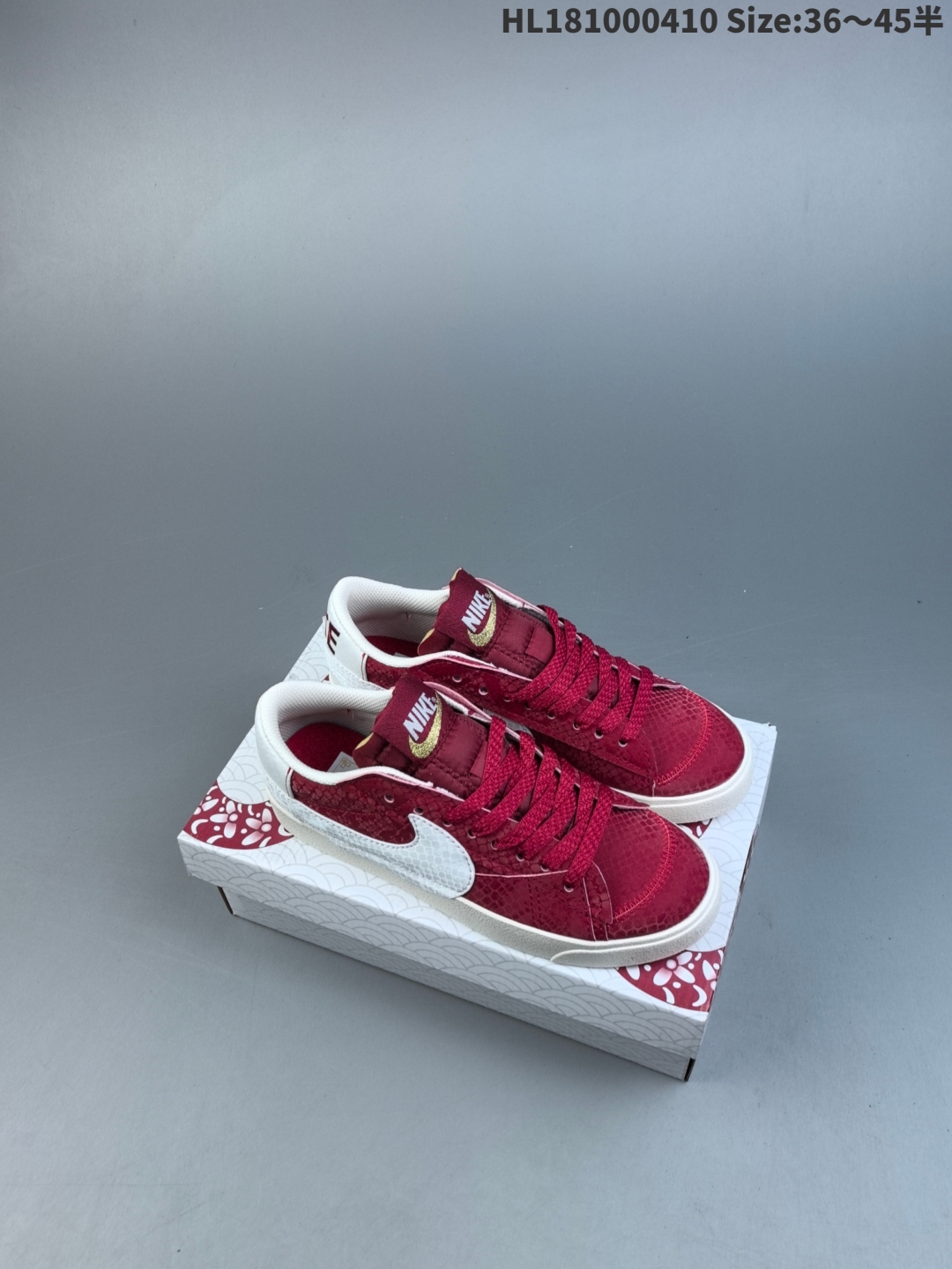 集合💰200
耐克 Nike Blazer Low '77 Jumbo 运动鞋，抓地板鞋，革新重塑经典街头人气鞋款，采用人气传统外观，巧搭大号耐克勾勾设计和宽大鞋带。柔软泡绵鞋舌搭配加粗缝线设计，彰显自 1977 年以来风靡街头的经典外观。大号耐克勾勾设计结合宽大鞋带，为你的穿搭增添醒目风范，鞋款融入 Blazer 的经典设计，采用缝制皮革覆面搭配鞋头柔软翻毛皮装饰，彰显传统篮球风范，加粗缝线设计，大胆醒目，增添一抹不羁格调，橡胶外底融入人字形底纹，彰显经典外观，外露式泡绵鞋舌，宽大鞋带，加粗缝线设计，大号梭织标签。
货号:   DQ1470 137 
编码：HL181000410 Size:36～45半
