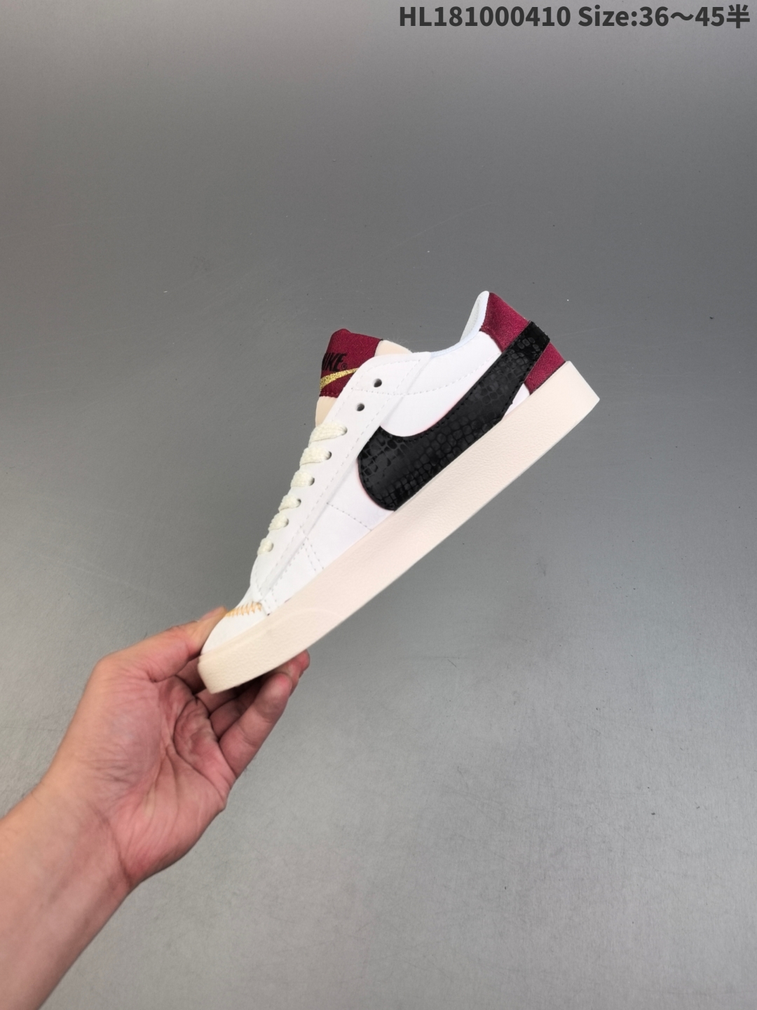 集合💰200
耐克 Nike Blazer Low '77 Jumbo 运动鞋，抓地板鞋，革新重塑经典街头人气鞋款，采用人气传统外观，巧搭大号耐克勾勾设计和宽大鞋带。柔软泡绵鞋舌搭配加粗缝线设计，彰显自 1977 年以来风靡街头的经典外观。大号耐克勾勾设计结合宽大鞋带，为你的穿搭增添醒目风范，鞋款融入 Blazer 的经典设计，采用缝制皮革覆面搭配鞋头柔软翻毛皮装饰，彰显传统篮球风范，加粗缝线设计，大胆醒目，增添一抹不羁格调，橡胶外底融入人字形底纹，彰显经典外观，外露式泡绵鞋舌，宽大鞋带，加粗缝线设计，大号梭织标签。
货号:   DQ1470 137 
编码：HL181000410 Size:36～45半