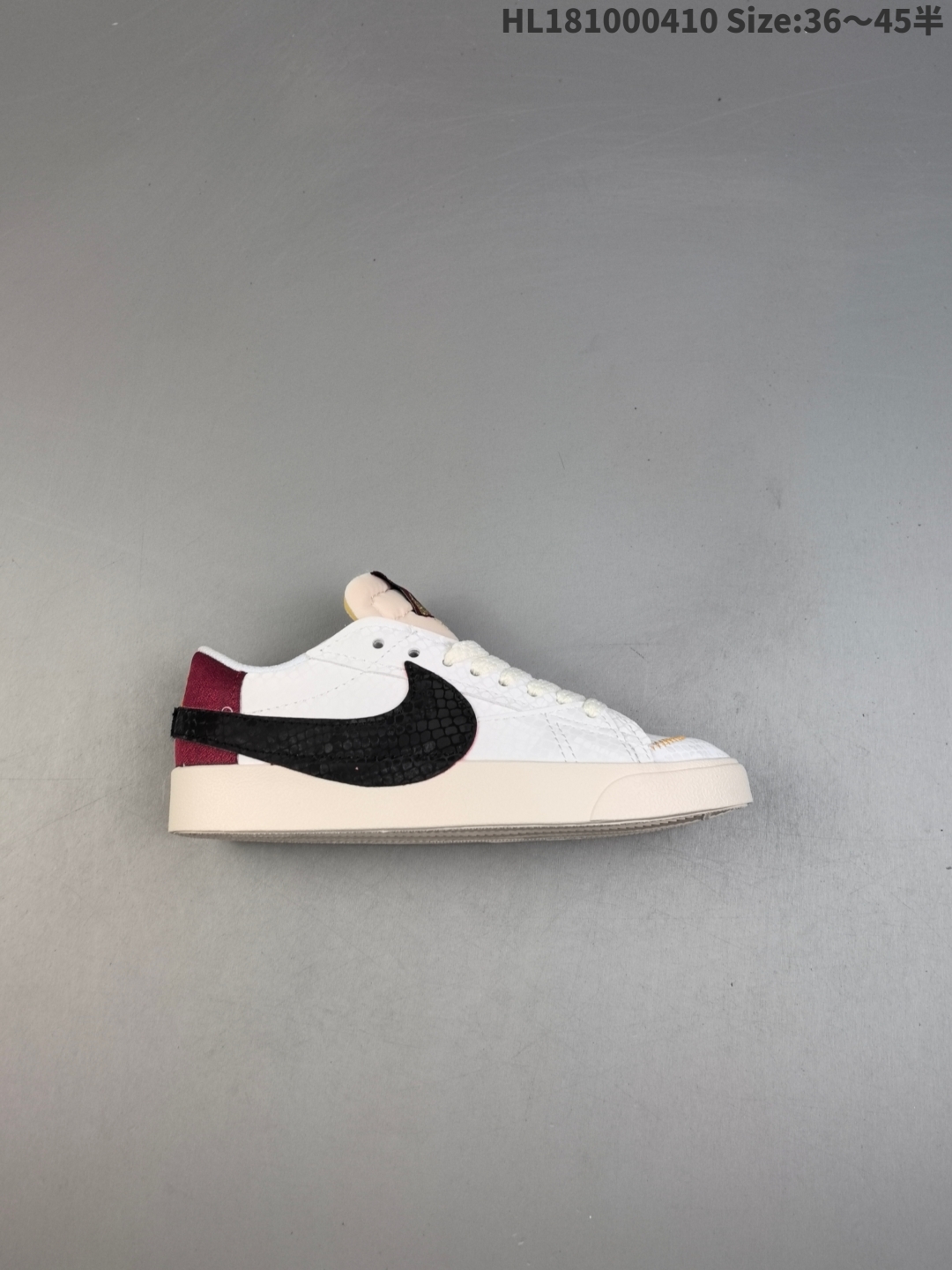 集合💰200
耐克 Nike Blazer Low '77 Jumbo 运动鞋，抓地板鞋，革新重塑经典街头人气鞋款，采用人气传统外观，巧搭大号耐克勾勾设计和宽大鞋带。柔软泡绵鞋舌搭配加粗缝线设计，彰显自 1977 年以来风靡街头的经典外观。大号耐克勾勾设计结合宽大鞋带，为你的穿搭增添醒目风范，鞋款融入 Blazer 的经典设计，采用缝制皮革覆面搭配鞋头柔软翻毛皮装饰，彰显传统篮球风范，加粗缝线设计，大胆醒目，增添一抹不羁格调，橡胶外底融入人字形底纹，彰显经典外观，外露式泡绵鞋舌，宽大鞋带，加粗缝线设计，大号梭织标签。
货号:   DQ1470 137 
编码：HL181000410 Size:36～45半