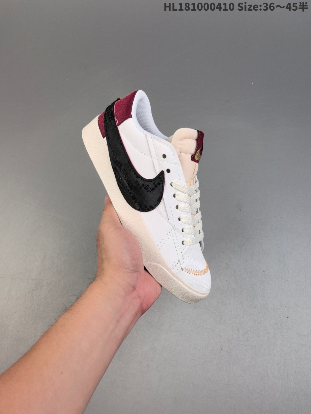 集合💰200
耐克 Nike Blazer Low '77 Jumbo 运动鞋，抓地板鞋，革新重塑经典街头人气鞋款，采用人气传统外观，巧搭大号耐克勾勾设计和宽大鞋带。柔软泡绵鞋舌搭配加粗缝线设计，彰显自 1977 年以来风靡街头的经典外观。大号耐克勾勾设计结合宽大鞋带，为你的穿搭增添醒目风范，鞋款融入 Blazer 的经典设计，采用缝制皮革覆面搭配鞋头柔软翻毛皮装饰，彰显传统篮球风范，加粗缝线设计，大胆醒目，增添一抹不羁格调，橡胶外底融入人字形底纹，彰显经典外观，外露式泡绵鞋舌，宽大鞋带，加粗缝线设计，大号梭织标签。
货号:   DQ1470 137 
编码：HL181000410 Size:36～45半
