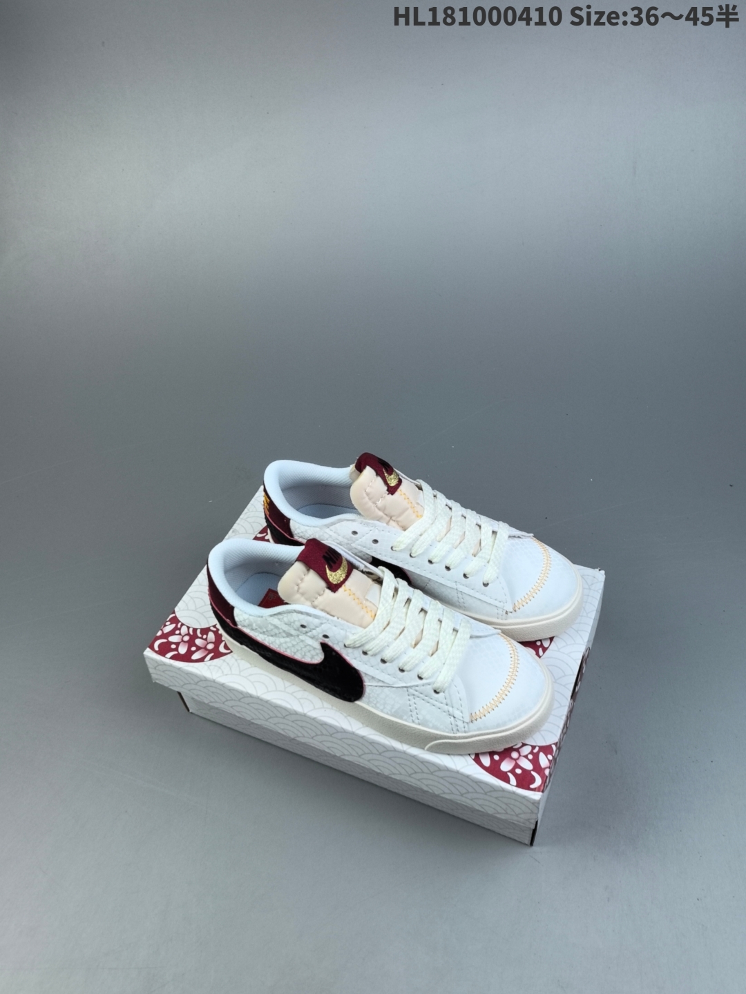 集合💰200
耐克 Nike Blazer Low '77 Jumbo 运动鞋，抓地板鞋，革新重塑经典街头人气鞋款，采用人气传统外观，巧搭大号耐克勾勾设计和宽大鞋带。柔软泡绵鞋舌搭配加粗缝线设计，彰显自 1977 年以来风靡街头的经典外观。大号耐克勾勾设计结合宽大鞋带，为你的穿搭增添醒目风范，鞋款融入 Blazer 的经典设计，采用缝制皮革覆面搭配鞋头柔软翻毛皮装饰，彰显传统篮球风范，加粗缝线设计，大胆醒目，增添一抹不羁格调，橡胶外底融入人字形底纹，彰显经典外观，外露式泡绵鞋舌，宽大鞋带，加粗缝线设计，大号梭织标签。
货号:   DQ1470 137 
编码：HL181000410 Size:36～45半