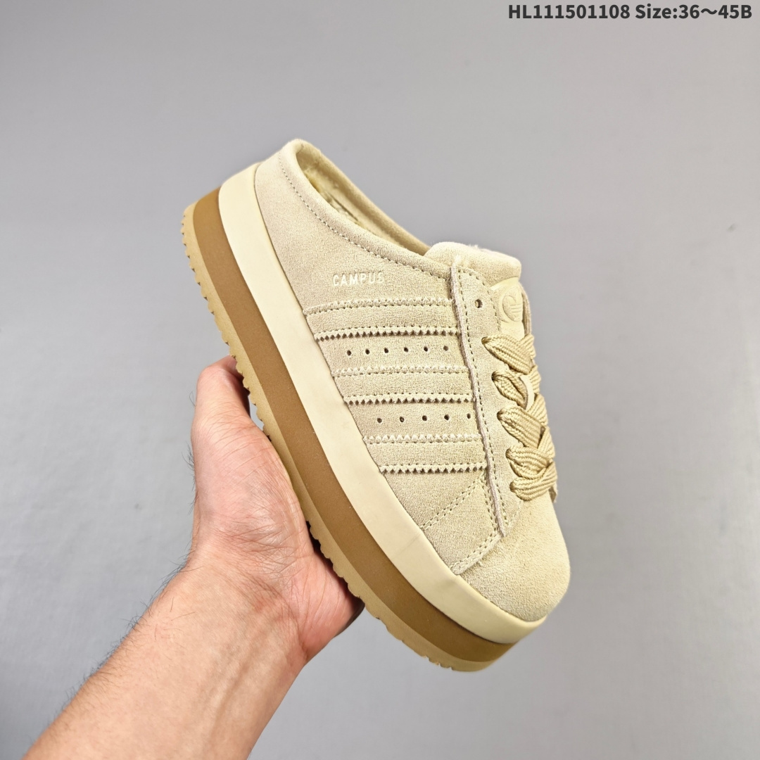 集合 公司级✅Adidas Originals Campus 00S WTR LO系列 阿迪达斯 面包风时尚潮流包头拖鞋半拖 保有原型设计中经典的三叶草LOGO及三条纹设计的同时 放大了整体鞋身 鞋带和三条纹比例 同时鞋身填充棉部分用料扎实 较为厚重 这也使得鞋舌部分不会轻易移位或弯折 同时鞋面切割与走线部分处理十分精细 皮面拼接部分边缘切割也十分整洁 保证了个性化设计的同时做工细致 货号:JR3733 ID:HL111501108