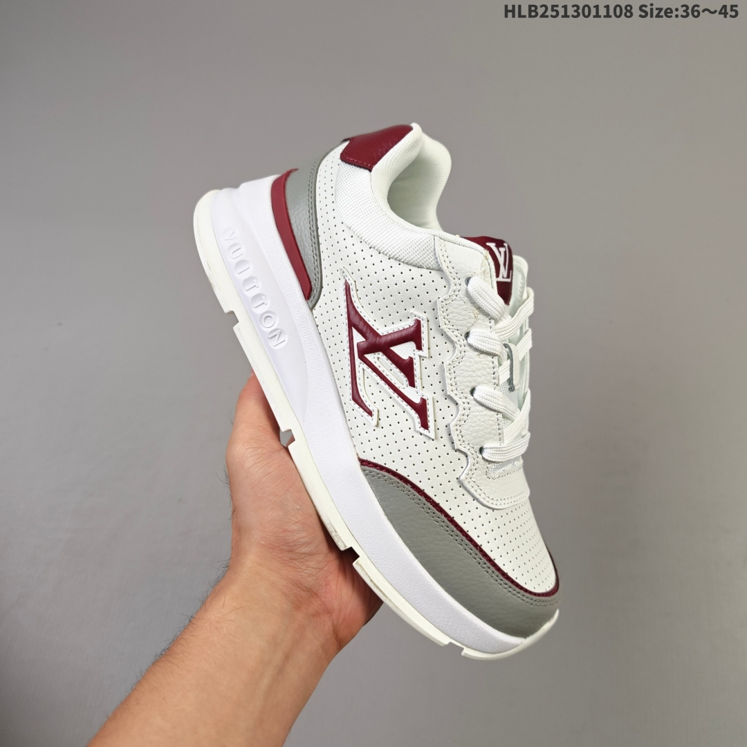 集合 LV路易威登板鞋 小白鞋系列 舒适轻泡大底和百搭性霸屏整个时尚娱乐圈 细节调整完美主义 鞋面采用进口头层小牛皮 独家开模轻泡大底 侧边采用3D打印标志性Logo 尽显贵族时尚气息 台湾进口小牛皮挂皮内里 配带正品全套包装 全新LV路易威登Louis vuitton Trainer Sneaker Low 休闲运动文化百搭篮球板鞋 官方货号: MS1659 编码:HLB251301108