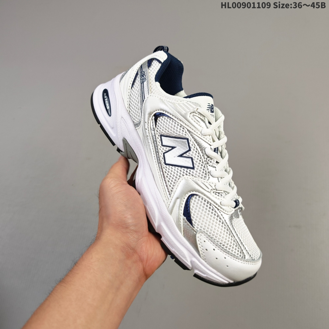 💰90
New Balance MR 530 新百伦530 NB530 低帮 白银色 男女同款复古老爹风网布低邦跑步休闲运动鞋 New Balance 530系列鞋款最早风靡于 2000年初的时候，浓浓复古气质，展现出十足老爹鞋气质。此次精简后的设计，在保留老爹鞋设计精髓之余，设计更加灵活、轻便，十分适合当下季节上脚。穿搭载的ABZORBx缓震中底完善整体造型的同时也提供了舒适的脚感，鞋子的后跟处有着"ABZ&RBb"字印和鞋口下方的“530”字印，鞋身大面积采用网眼材质打造，搭配皮革材质勾勒出鞋身轮廓，带来丰富层次感。 
货号：MR530SGHL00901109 Size:36～45B