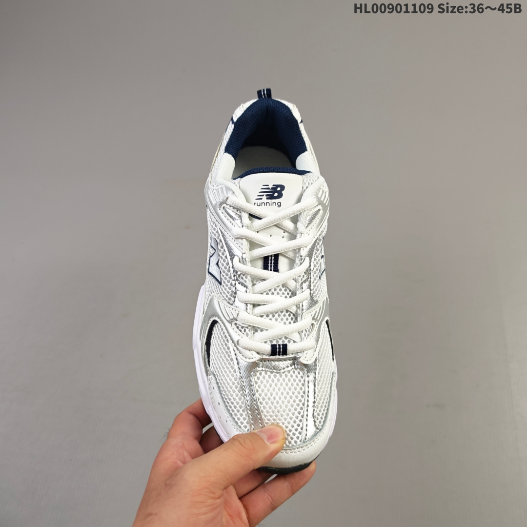 💰90
New Balance MR 530 新百伦530 NB530 低帮 白银色 男女同款复古老爹风网布低邦跑步休闲运动鞋 New Balance 530系列鞋款最早风靡于 2000年初的时候，浓浓复古气质，展现出十足老爹鞋气质。此次精简后的设计，在保留老爹鞋设计精髓之余，设计更加灵活、轻便，十分适合当下季节上脚。穿搭载的ABZORBx缓震中底完善整体造型的同时也提供了舒适的脚感，鞋子的后跟处有着"ABZ&RBb"字印和鞋口下方的“530”字印，鞋身大面积采用网眼材质打造，搭配皮革材质勾勒出鞋身轮廓，带来丰富层次感。 
货号：MR530SGHL00901109 Size:36～45B