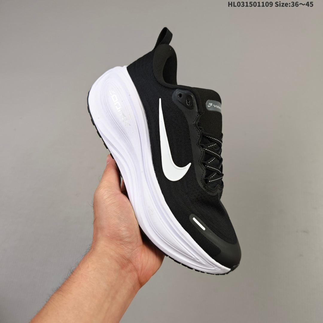 集合💰150
耐克Nike Vomero Plus 反转Swoosh｜跑鞋圈新王！厚底增高运动跑步鞋 时尚老爹鞋 这双Vomero Plus真的太绝了！反转Swoosh设计超有个性，缓震像踩云一样舒服，性价比吊打HOKA，跑渣必备啊！该鞋款采用创新设计，致敬Nike Run Club标志，并拥有升级的缓震科技，如ZoomX全大底和加厚后跟。中性色美学和3M反光条设计使其适合夜跑。此外，鞋垫内藏马拉松赛道图，鞋舌透气孔排成NRC字样，是耐克首次在跑鞋上使用反向Swoosh。市场预期该鞋款将成为年度断货王，与HOKA等品牌竞争。
货号:  686769
编码:HL031501109 Size:36～45