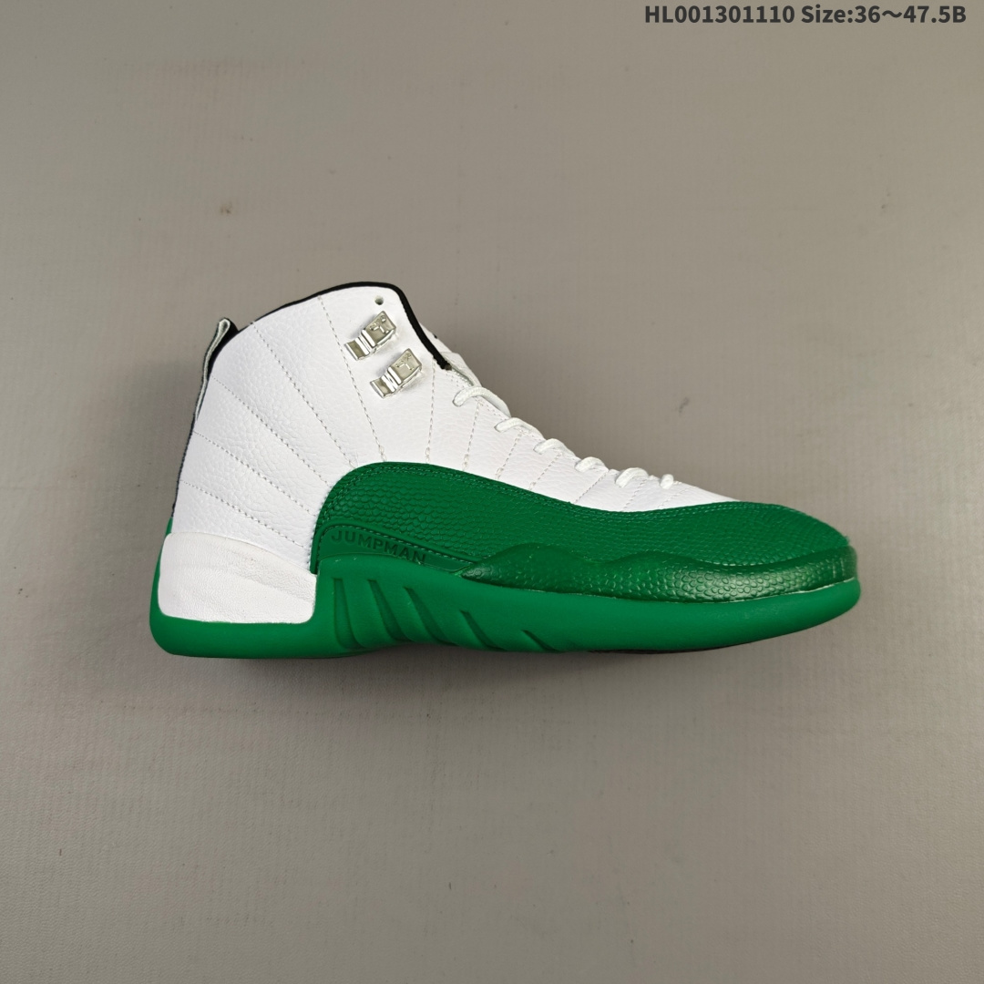 💰130 真标带半码 Air Jordan 12 Retro "Bucks" 高帮 雄鹿队 白绿色 AJ12 乔丹12代 aj12 乔12 高邦 绿白色 乔丹篮球鞋系列 鞋款主色调采用洁净明亮的白色、绿色、黑色与金属银配色组合；鞋身整体以白色皮革打造搭配绿色荔枝纹框架覆盖层，鞋头处的Jumpman Logo黑色点缀，在白绿主调下格外抢眼；鞋舌饰有黑色色调经典Jumpman Logo刺绣以及TWO3字样，与鞋侧金属银扣相呼应，细节方面非常用心；鞋身中部辅以绿色挡泥板，后跟鞋提绿色Jumppman Logo和刺绣Jordan字样搭配标志性立体绿色23字样，彰显鞋款身份；外底与中底点缀则采用绿色皮革包裹，营造出与密尔沃基相关的视觉感联想；辅以Air Zoomm气垫和大面积碳板，提供了出色的缓震效果和稳定性。 货号：CT8013-103（2026版） 尺码：36 36.5 37.5 38 38.5 39 40 40.5 41 42 42.5 43 44 44.5 45 46 47.5HL001301110 Size:36～47.5B