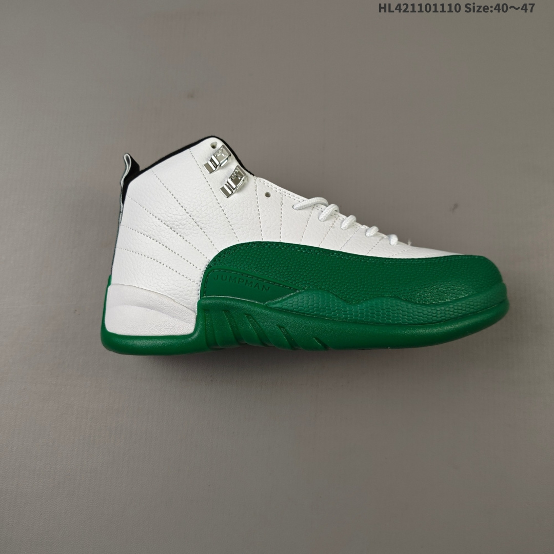 💰110 Air Jordan 12 Retro "Bucks" 高帮 雄鹿队 白绿色 AJ12 乔丹12代 aj12 乔12 高邦 绿白色 乔丹篮球鞋系列 鞋款主色调采用洁净明亮的白色、绿色、黑色与金属银配色组合；鞋身整体以白色皮革打造搭配绿色荔枝纹框架覆盖层，鞋头处的Jumpman Logo黑色点缀，在白绿主调下格外抢眼；鞋舌饰有黑色色调经典Jumpman Logo刺绣以及TWO3字样，与鞋侧金属银扣相呼应，细节方面非常用心；鞋身中部辅以绿色挡泥板，后跟鞋提绿色Jumppman Logo和刺绣Jordan字样搭配标志性立体绿色23字样，彰显鞋款身份；外底与中底点缀则采用绿色皮革包裹，营造出与密尔沃基相关的视觉感联想；辅以Air Zoomm气垫和大面积碳板，提供了出色的缓震效果和稳定性。 货号：CT8013-103（2026版）HL421101110 Size:40～47