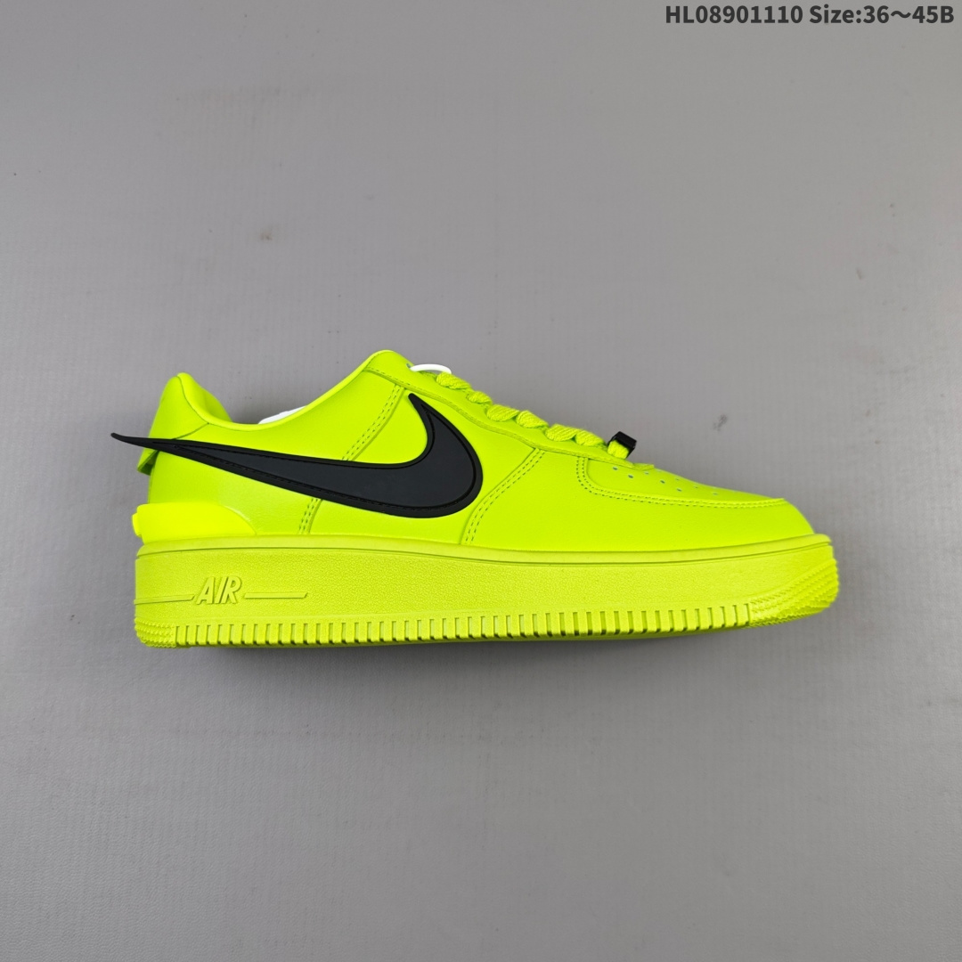 Ambush x Nike Air Force 1‘07 Low 耐克 空军一号联名 低帮休闲板鞋 鞋款鞋身以及内衬均采用了纯色皮革打造 标志性的超大Swoosh依旧采用了突出鞋面的造型 鞋舌标签也带有LOGO 鞋带顶端还带有特殊的鞋带扣设计 后跟处搭载了TPU设计 货号:DV3464-001 ID:HL08901110 B