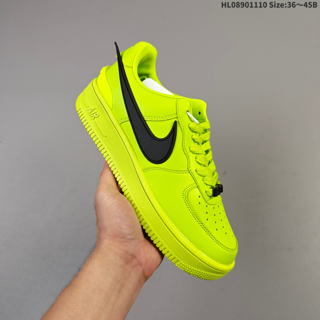 集合 ✅Ambush x Nike Air Force 1‘07 Low 耐克 空军一号联名 低帮休闲板鞋 鞋款鞋身以及内衬均采用了纯色皮革打造 标志性的超大Swoosh依旧采用了突出鞋面的造型 鞋舌标签也带有LOGO 鞋带顶端还带有特殊的鞋带扣设计 后跟处搭载了TPU设计 货号:DV3464-001 ID:HL08901110 B