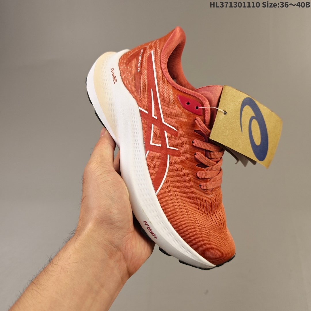 集合二 Asics GT-2000 12轻盈跑鞋 亚瑟士运动休闲透气专业跑鞋 第九版GT-2000采用更新的一体式鞋面 提供更好的贴合性 将您的脚掌固定在适当的位置 结构轻巧 柔软舒适 关键区域的材料得到加强 以在整个步态周期的每个阶段增加支撑 从而提高起飞效率 此外 一层ORTHOLITE泡棉提高了舒适度 鞋垫更贴合脚型 货号:1011B587-002 HL371301110