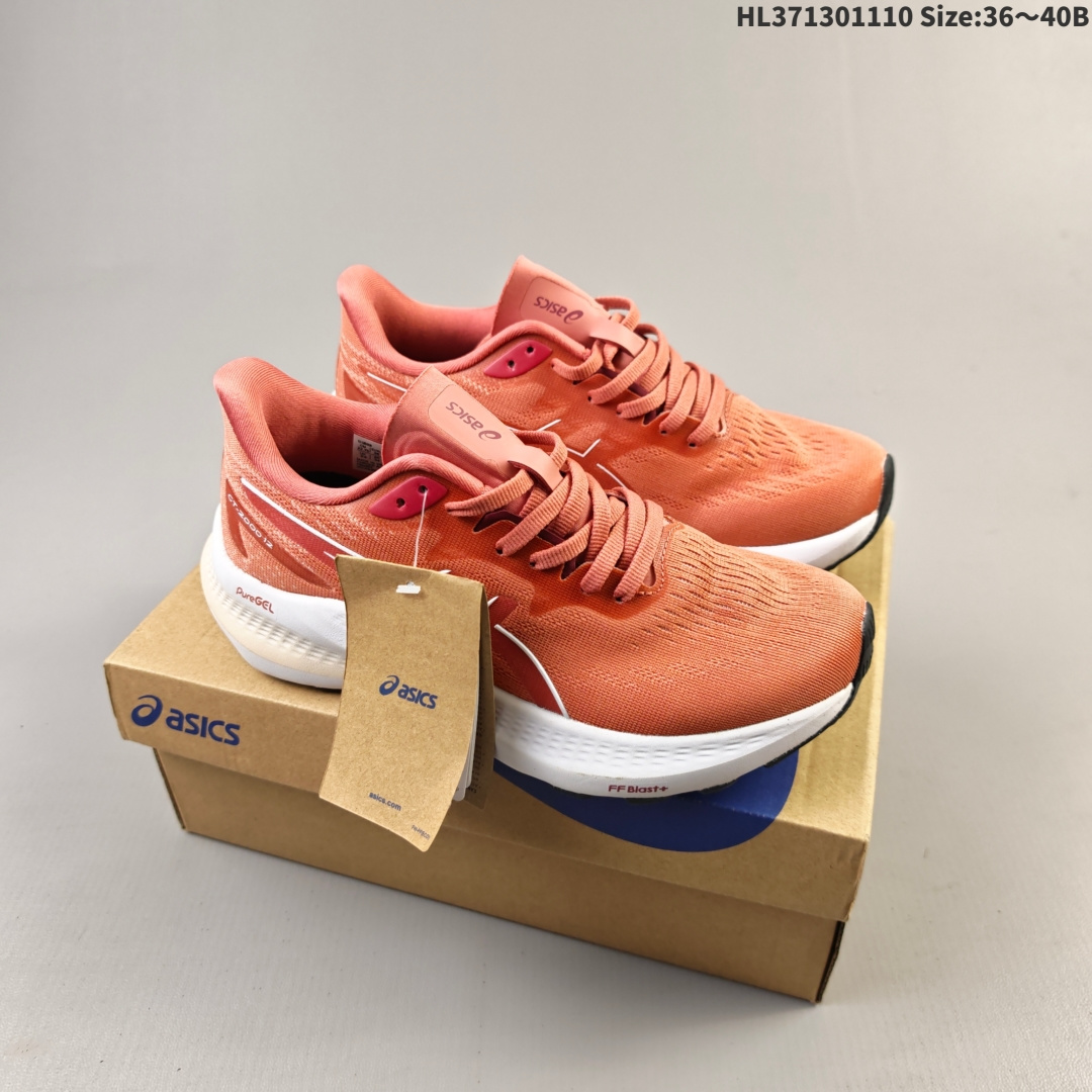 集合二 Asics GT-2000 12轻盈跑鞋 亚瑟士运动休闲透气专业跑鞋 第九版GT-2000采用更新的一体式鞋面 提供更好的贴合性 将您的脚掌固定在适当的位置 结构轻巧 柔软舒适 关键区域的材料得到加强 以在整个步态周期的每个阶段增加支撑 从而提高起飞效率 此外 一层ORTHOLITE泡棉提高了舒适度 鞋垫更贴合脚型 货号:1011B587-002 HL371301110