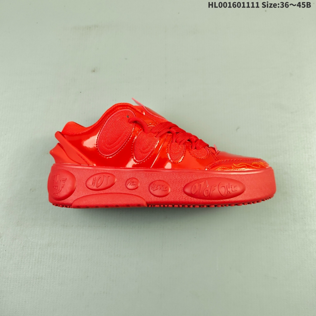 补齐 真标带半码 LaMelo Ball x Puma LaFrancé 彪马 低帮 联名款 红色 百搭防滑耐磨低邦生活休闲鞋 这款鞋子是夏洛特黄蜂队当家球星LaMelo Ball与Puma合作推出的联名款,鞋款整体采用透气网布与质感皮革拼接,网布保证双脚随时干爽,皮革则提升了整体的耐用性与支撑力.鞋身线条流畅,鞋舌与鞋后跟处的"1 Of 1"压纹的个人Logo品牌标识,简洁醒目,彰显联名身份;鞋侧立体浮雕式联名Logo,以拉梅洛个人元素重新解构Puma经典跑道标,中底搭载革命性Nitro Foam Rideh缓震科技,将球场爆发力转化为日常步伐的极致舒适,后跟处"Lafrances"家族徽章刺绣,低调彰显鲍尔家族篮球血统. 货号:310821-03HL001601111