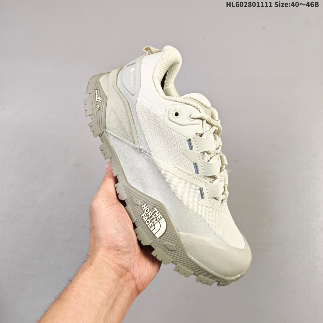 集合💰280 公司级✅25新款TheNorthFace北面户外男Offtrail GORETEX防水徒步鞋8AEH Cordura 防撕裂鞋面 采用 Cordura 高耐磨材质，防护性、稳定性和耐用性更高 GORE-TEX 防护科技 持久防水、防风、透汽，坚韧耐用，提供硬核防护，适合严峻户外探索环境 坚固的橡胶鞋头 带质感 TPU 贴片，增强防护性和支撑性。 SKYCORE 防撞击护板 前足下方带一体式的SKYCORE 防撞击护板，增强在技术路面跑步时的保护。 局部橡胶包边设计后跟和前足采用橡胶包边，增强侧向稳定性和防护性。 柔软加厚鞋口 舒适的加厚鞋口和鞋舌设计，在多日探险之旅中可确保足部贴合且持久舒适。 SURFACE CTRL™M 橡胶外底 质地轻便且功能强大，带5mm 深的强抓地力凸纹设计，增强在艰险地形上的抓地力。 THEI 货号:NE0A8AEG7R8-085 lD:HL602801111 Size:40～46B