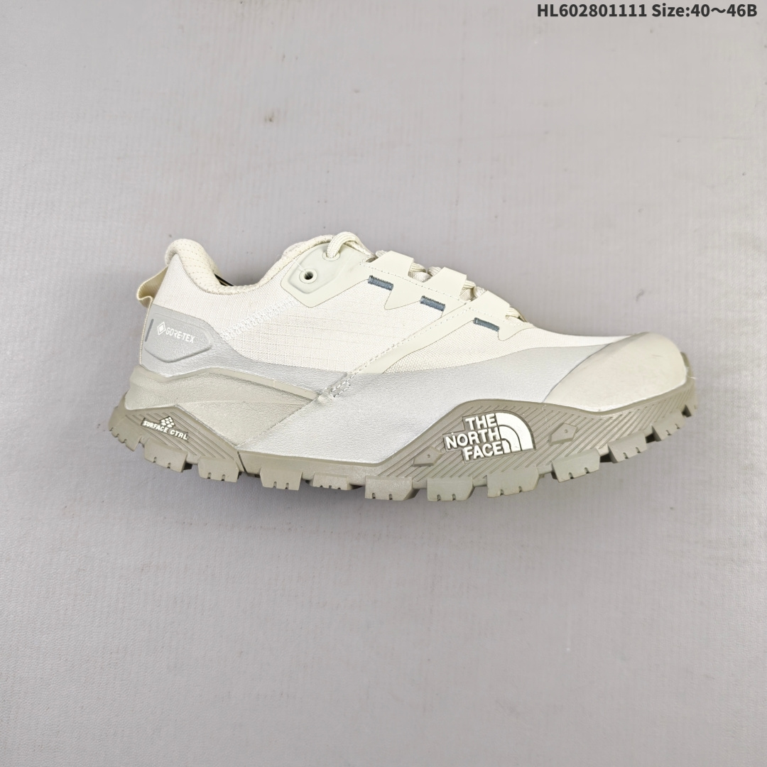 💰280 公司级✅25新款TheNorthFace北面户外男Offtrail GORETEX防水徒步鞋8AEH Cordura 防撕裂鞋面 采用 Cordura 高耐磨材质，防护性、稳定性和耐用性更高 GORE-TEX 防护科技 持久防水、防风、透汽，坚韧耐用，提供硬核防护，适合严峻户外探索环境 坚固的橡胶鞋头 带质感 TPU 贴片，增强防护性和支撑性。 SKYCORE 防撞击护板 前足下方带一体式的SKYCORE 防撞击护板，增强在技术路面跑步时的保护。 局部橡胶包边设计后跟和前足采用橡胶包边，增强侧向稳定性和防护性。 柔软加厚鞋口 舒适的加厚鞋口和鞋舌设计，在多日探险之旅中可确保足部贴合且持久舒适。 SURFACE CTRL™M 橡胶外底 质地轻便且功能强大，带5mm 深的强抓地力凸纹设计，增强在艰险地形上的抓地力。 THEI 货号:NE0A8AEG7R8-085 lD:HL602801111 Size:40～46B