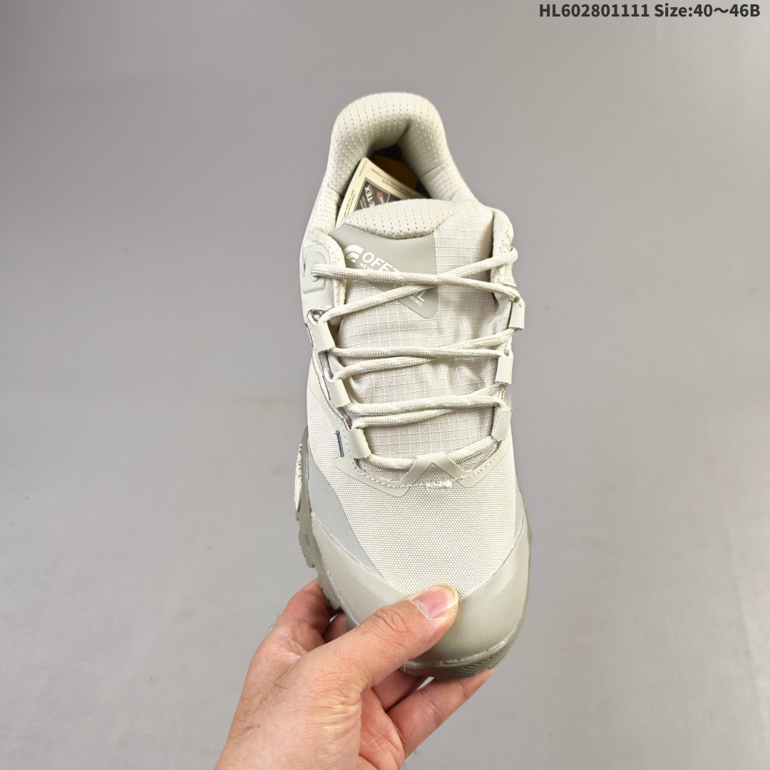 💰275
公司级✅25新款TheNorthFace北面户外男Offtrail GORETEX防水徒步鞋8AEH
Cordura 防撕裂鞋面 采用 Cordura 高耐磨材质，防护性、稳定性和耐用性更高
GORE-TEX 防护科技 持久防水、防风、透汽，坚韧耐用，提供硬核防护，适合严峻户外探索环境
坚固的橡胶鞋头 带质感 TPU 贴片，增强防护性和支撑性。
SKYCORE 防撞击护板 前足下方带一体式的SKYCORE 防撞击护板，增强在技术路面跑步时的保护。
局部橡胶包边设计后跟和前足采用橡胶包边，增强侧向稳定性和防护性。
柔软加厚鞋口 舒适的加厚鞋口和鞋舌设计，在多日探险之旅中可确保足部贴合且持久舒适。
SURFACE CTRL™M 橡胶外底 质地轻便且功能强大，带5mm 深的强抓地力凸纹设计，增强在艰险地形上的抓地力。
THEI
货号:NE0A8AEG7R8-085
lD:HL602801111 Size:40～46B