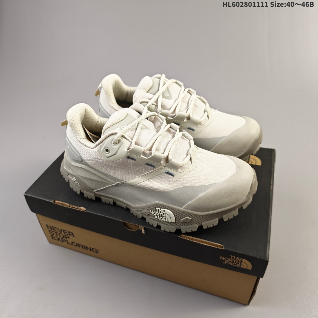 🈴️💰275
公司级✅25新款TheNorthFace北面户外男Offtrail GORETEX防水徒步鞋8AEH
Cordura 防撕裂鞋面 采用 Cordura 高耐磨材质，防护性、稳定性和耐用性更高
GORE-TEX 防护科技 持久防水、防风、透汽，坚韧耐用，提供硬核防护，适合严峻户外探索环境
坚固的橡胶鞋头 带质感 TPU 贴片，增强防护性和支撑性。
SKYCORE 防撞击护板 前足下方带一体式的SKYCORE 防撞击护板，增强在技术路面跑步时的保护。
局部橡胶包边设计后跟和前足采用橡胶包边，增强侧向稳定性和防护性。
柔软加厚鞋口 舒适的加厚鞋口和鞋舌设计，在多日探险之旅中可确保足部贴合且持久舒适。
SURFACE CTRL™M 橡胶外底 质地轻便且功能强大，带5mm 深的强抓地力凸纹设计，增强在艰险地形上的抓地力。
THEI
货号:NE0A8AEG7R8-085
 Size:40～46