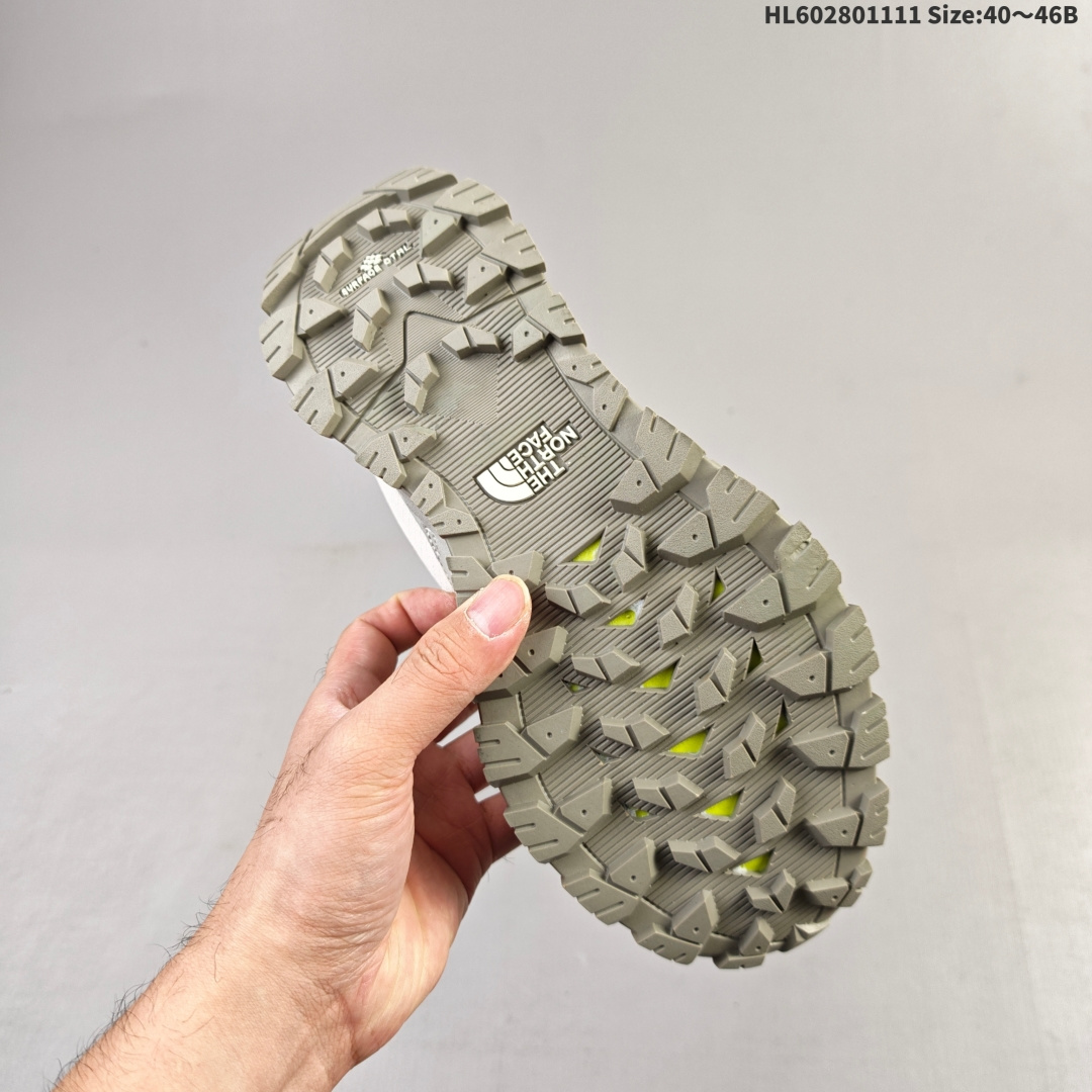 💰275
公司级✅25新款TheNorthFace北面户外男Offtrail GORETEX防水徒步鞋8AEH
Cordura 防撕裂鞋面 采用 Cordura 高耐磨材质，防护性、稳定性和耐用性更高
GORE-TEX 防护科技 持久防水、防风、透汽，坚韧耐用，提供硬核防护，适合严峻户外探索环境
坚固的橡胶鞋头 带质感 TPU 贴片，增强防护性和支撑性。
SKYCORE 防撞击护板 前足下方带一体式的SKYCORE 防撞击护板，增强在技术路面跑步时的保护。
局部橡胶包边设计后跟和前足采用橡胶包边，增强侧向稳定性和防护性。
柔软加厚鞋口 舒适的加厚鞋口和鞋舌设计，在多日探险之旅中可确保足部贴合且持久舒适。
SURFACE CTRL™M 橡胶外底 质地轻便且功能强大，带5mm 深的强抓地力凸纹设计，增强在艰险地形上的抓地力。
THEI
货号:NE0A8AEG7R8-085
lD:HL602801111 Size:40～46B