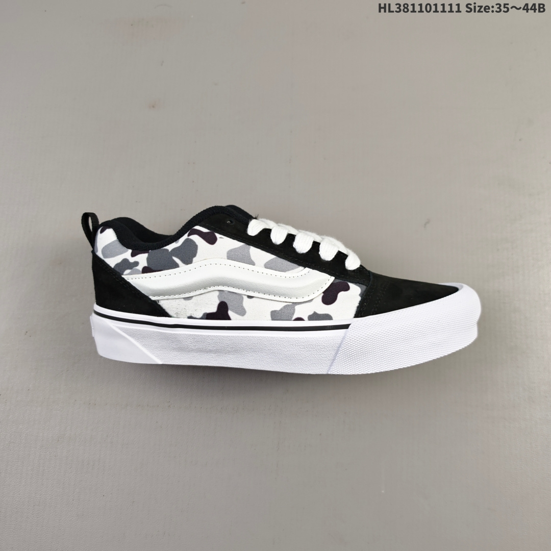 💰110 万斯-Vans Knu Skool 迷彩黑白 黑白迷彩的设计超有格调，经典的侧边条纹辨识度拉满，穿在脚上时尚感直接拉满，不管是搭配休闲裤还是牛仔裤￼都很合适，轻松打造出潮流范儿。鞋子的质感也很棒，穿着舒适不磨脚，日常出街或者运动都能hold住！ 货号：VN000D22BZWHL381101111 Size:35～44B