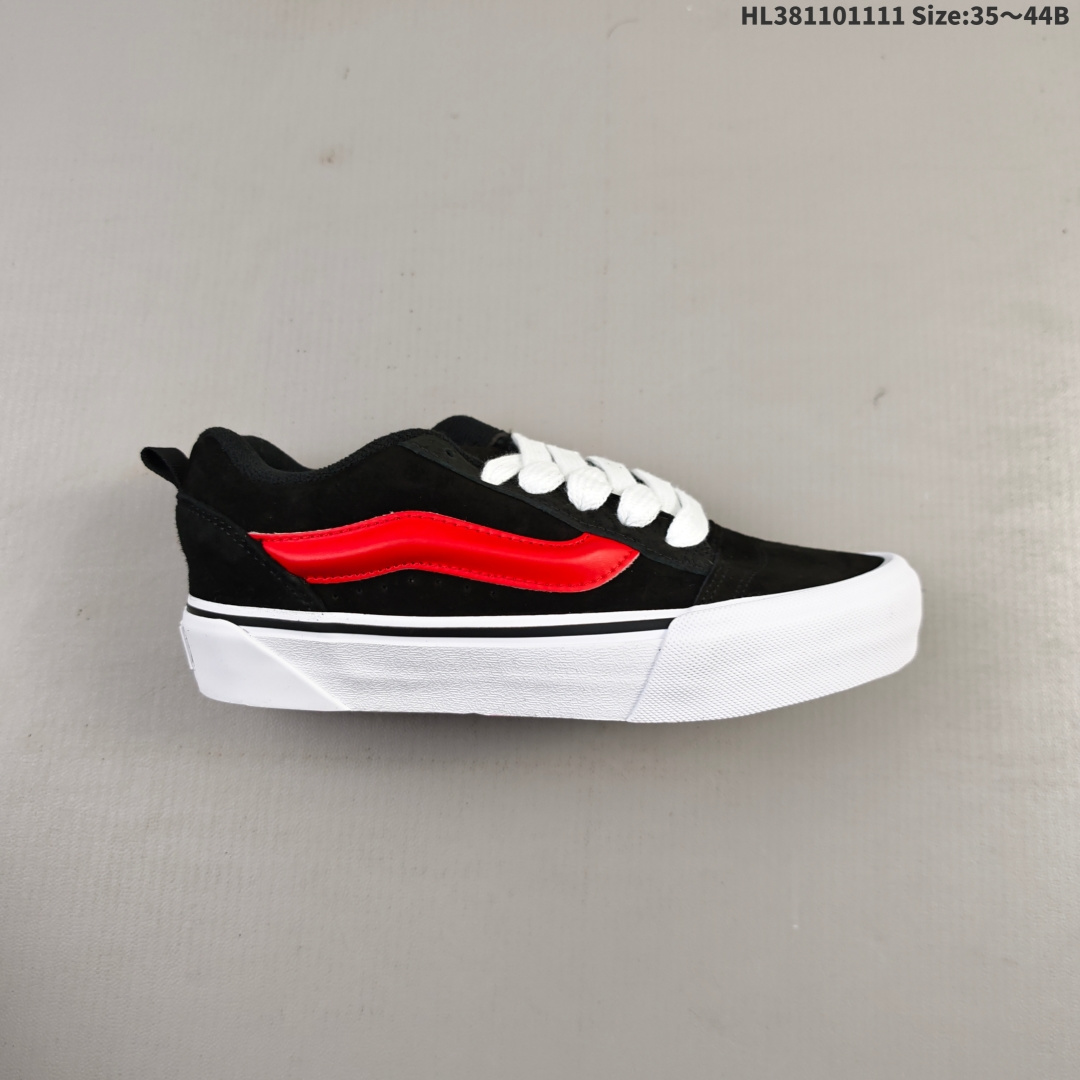 💰110 万斯-Vans Knu Skool 迷彩黑白 黑白迷彩的设计超有格调，经典的侧边条纹辨识度拉满，穿在脚上时尚感直接拉满，不管是搭配休闲裤还是牛仔裤￼都很合适，轻松打造出潮流范儿。鞋子的质感也很棒，穿着舒适不磨脚，日常出街或者运动都能hold住！ 货号：VN000D22BZWHL381101111 Size:35～44B