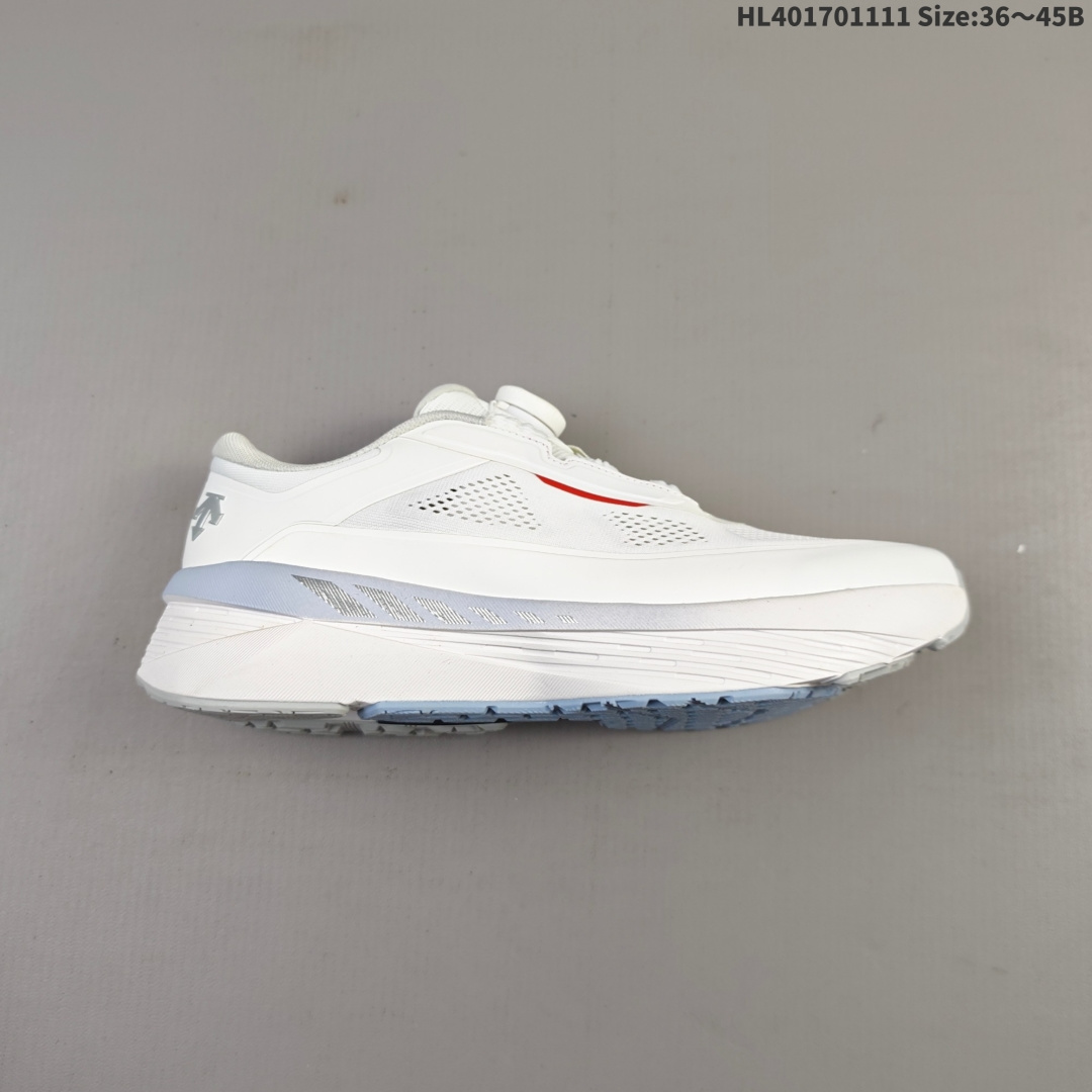 💰170 公司级✅迪桑特DESCENTE LAVITATE WIRE 3.0 舒适百搭防滑耐磨 低帮 休闲跑步鞋 采用大网眼材质鞋面 轻薄通透不闷热 前掌易弯折设计 提供灵活的穿着感受 后跟Z-FOAM填充 缓震回弹 BOA FIT SYSTEM系带系统 便捷穿脱 货号:D5331RRN16 尺码:36 36.5 37.5 38 38.5 39 40 40.5 41 42 42.5 43 44 45 lD:HL401701111 Size:36～45B