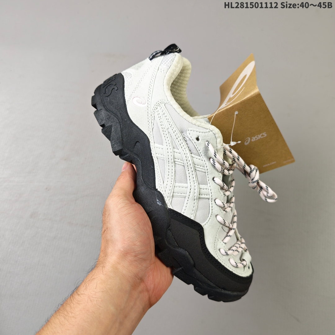 集合💰150
【新品🔥公司级】亚瑟士 ASICS GEL-PICKAX 登山 户外运动 抗冲击支撑 减震防滑耐磨轻便 徒步鞋 男女同款 日蚀黑 轻便旅游鞋。秋天踏秋一直在穿这双，上脚最直观的感受就是鞋楦，平时穿一些其他品牌的户外鞋，总会或宽或窄，但是这双的鞋楦真的是刚刚好。作为户外鞋鞋底一定要耐磨+防滑，所以橡胶鞋头+橡胶鞋底，是必备的，而且底子越厚安全感越强，但相应的贴合感就越差，鞋身就越重，这双的鞋底厚度刚刚好，而且整双鞋没有拖沓感，脚部贴合的舒适感是很明显的，感觉设计师是真的研究过亚洲人的脚型，诚意十足。#防滑耐磨户外功能鞋  #鞋底防滑设计  #asics  #亚瑟士asics  #最近很喜欢的鞋。
货号：1203A983-020
编码：HL281501112 Size:40～45B